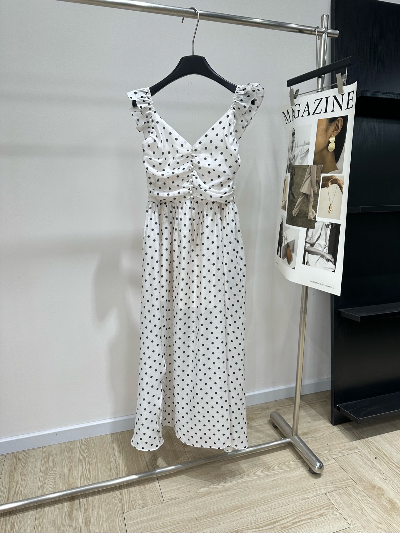 NO:910097,[Av black and white polka dot pleated lace tank top], fabric lyocell + polyester fiber + wool color black and white polka dots AIVEI polka dot dress Polka dot elements can never be escaped in the fashion cycle. Instead of constantly walking on the road of shopping, it is better to buy a classic polka dot dress!  Retro without being exaggerated, the high-waisted version elongates the proportions, integrating French elegance and romance!  !  !  Flat size S bust 76 stretch, waist 68, skirt length 131 M bust 80 stretch, waist 72, skirt length 132 L bust 84 stretch, waist 76, skirt length 133 There will be an error of 2~3cm in manual measurement, which is within the normal range,,skirts,19860909【Av黑白波点褶皱花边背心裙】 , 面料莱赛尔+聚酯纤维+羊毛 颜色黑白波点 AIVEI波点连衣裙 时尚轮回里永远都逃不开波点元素 与其不停走在买买买的路上 不如入手一条经典的波点连衣裙！ 复古不浮夸,高腰版型拉长比例 将法式的优雅与浪漫融为一体！！！ 平铺尺码 S胸围76弹力,腰围68,裙长131 M胸围80弹力,腰围72,裙长132 L胸围84弹力,腰围76,裙长133 手工测量会有2~3cm误差属于正常范围,,skirts,,Women's clothing