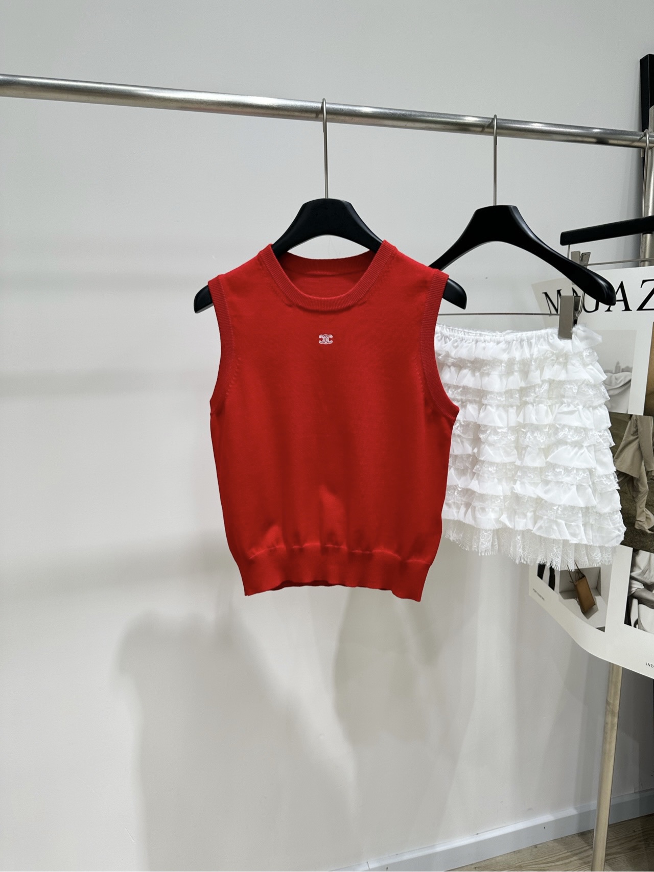 NO:910846,[ce red Arc de Triomphe embroidered knitted vest], fabric wool + nylon, color red, CELIN* 26SS new product, French relaxed style in summer, always red and white color matching to create a sense of atmosphere. Red sleeveless knitted vest + hollowed out blank skirt, contrasting color, refreshing and white, directly full of vacation feeling, small logo embroidery, low-key and exquisite, high waistline and layered hollow skirt, walking with a sense of elegance, gentle and casual, not picky about the figure.  Cream white hobo tote bag, finished with sandals. The whole set is simple and has a French light luxury texture. It is suitable for daily outings, afternoon tea, and vacations. This set is bright and durable in spring and summer. Flat size S shoulder width 34, bust 82 stretch, length 49 M shoulder width 35, bust 86 stretch, length 50 L shoulder width 36, bust 90 stretch, length 51  There will be an error of 2~3cm due to manual measurement, which is within the normal range, celine, totes, skirts,19860909【ce红色凯旋门刺绣针织背心】 ,面料羊毛+锦纶 颜色红色 CELIN* 26SS新品,夏日法式松弛穿搭 永远被红白配色拿捏氛围感 正红无袖针织背心+镂空白半裙 撞色清爽又显白 度假感直接拉满 小logo刺绣低调精致 版型拉高腰线搭配层层镂空大摆裙 走路自带飘逸感 温柔随性不挑身材 奶白hobo托特包 凉拖收尾 整套简约又带法式轻奢质感 日常出街/下午茶/度假都适配 春夏穿这套明媚又耐看 平铺尺码 S肩宽34,胸围82弹力,衣长49 M肩宽35,胸围86弹力,衣长50 L肩宽36,胸围90弹力,衣长51 手工测量会有2~3cm误差属于正常范围,,celine,totes,skirts,,Women's clothing