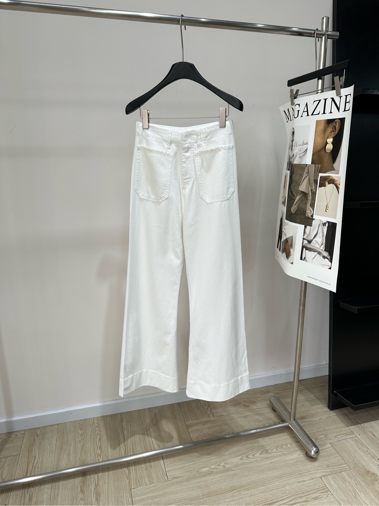 NO:910838,[ce white Arc de Triomphe double pocket denim trousers], fabric denim cotton, color white Celin* blue Arc de Triomphe logo double pocket wide leg jeans, French relaxed feel, blue label wide leg jeans. The clean and shining double pocket white trousers are the soul of French summer. The denim fabric is very breathable, and the blue embroidered logo on the back is low-key and exquisite. No matter what top you wear, it can instantly enhance the quality of your outfit!  Flat size S waist 68, hip 92, trouser length 106 M waist 72, hip 96, trouser length 107 L waist 76, hip 100, trouser length 108 There will be an error of 2~3cm in manual measurement, which is within the normal range,,celine,jeans,19860909【ce白色凯旋门双口袋牛仔长裤】 ,面料牛仔棉 颜色白色 Celin*蓝色凯旋门logo 双口袋阔腿牛仔裤 法式松弛感,蓝标阔腿牛仔裤 干净到发光的双口袋白裤子是法式夏天的灵魂单品 牛仔面料很透气,后面的蓝色刺绣标低调又精致 不管搭什么上衣都能瞬间提升穿搭质感！ 平铺尺码 S腰围68,臀围92,裤长106 M腰围 72,臀围96,裤长107 L腰围76,臀围100,裤长108 手工测量会有2~3cm误差属于正常范围,,celine,jeans,,Women's clothing
