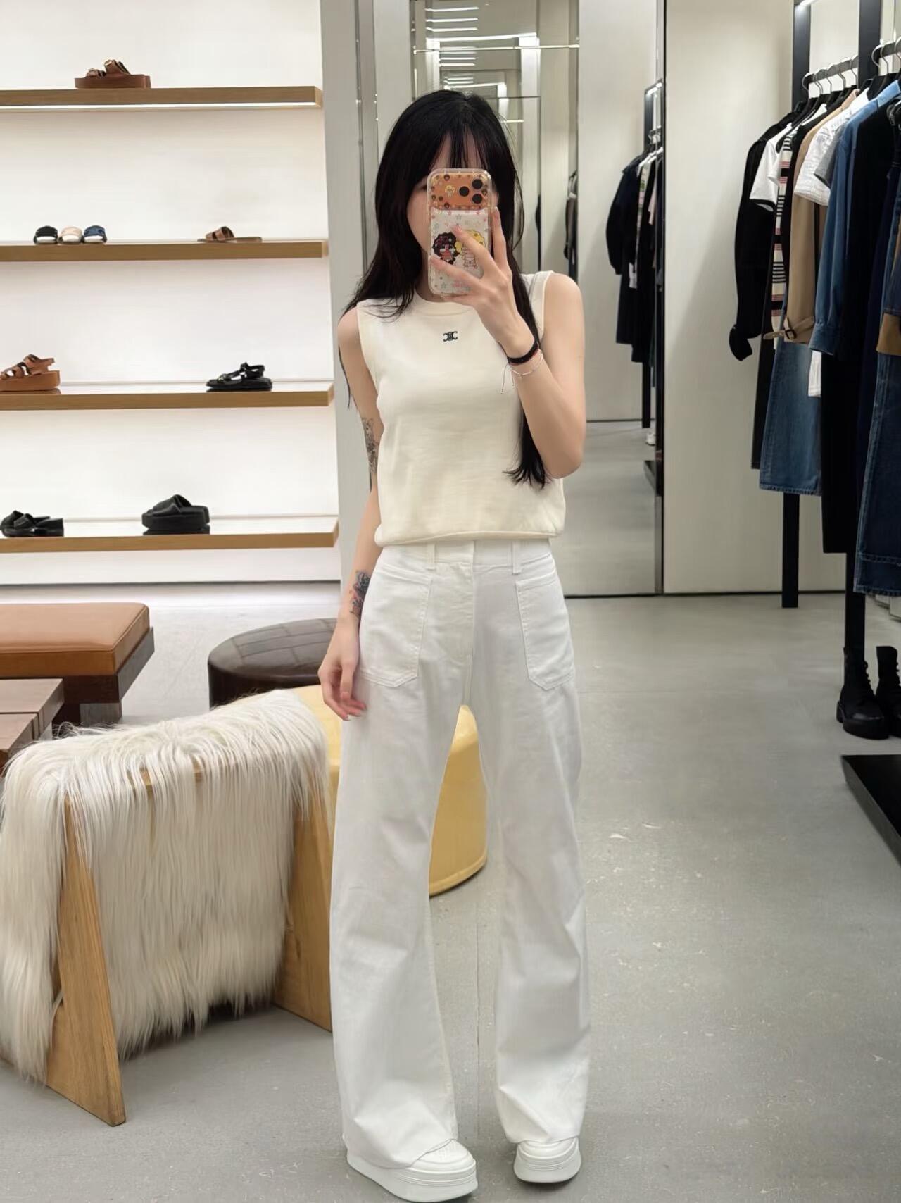 NO:910842,Double-pocket wide-leg jeans, French style relaxed feeling, blue label wide-leg jeans. The clean and shining double-pocket white pants are the soul of French summer,,jeans,19860909双口袋阔腿牛仔裤 法式松弛感,蓝标阔腿牛仔裤 干净到发光的双口袋白裤子是法式夏天的灵魂单品,,jeans,,Women's clothing