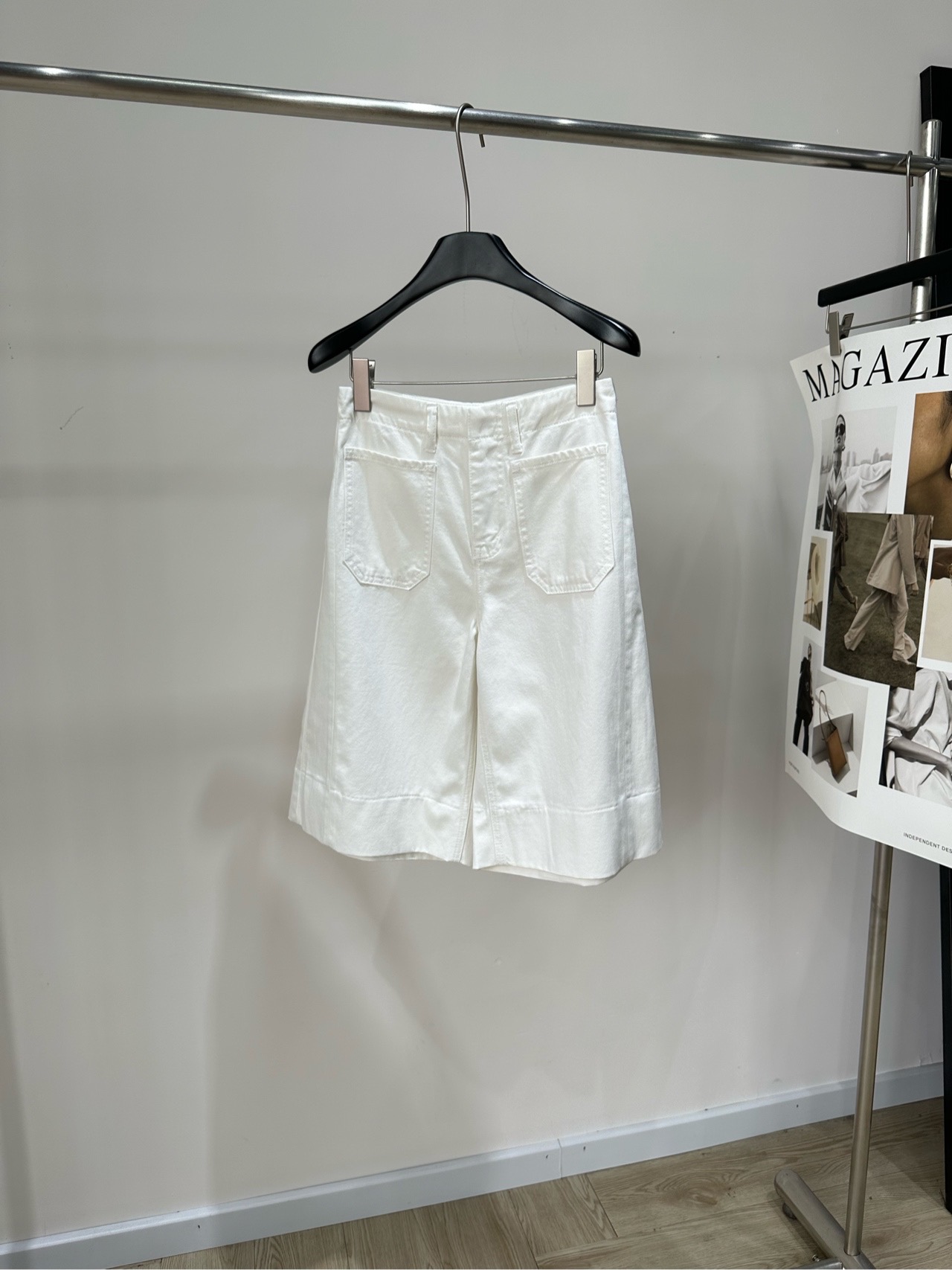 NO:910830,[ce white Arc de Triomphe denim wide-leg five-quarter pants], fabric denim cotton, color white, CELIN*'s white cargo shorts, white cotton fabric, blue Arc de Triomphe logo embroidered on the back pocket, highly recognizable, loose straight fit, length above the knee, neutral workwear style, flat size S waist 68, hip 98, trouser length 58 M waist 72, hip 102, trouser length 59  L waist 76, hip 106, pants length 60. There will be an error of 2~3cm in manual measurement, which is within the normal range,,celine,shorts,19860909【ce白色凯旋门牛仔阔腿五分裤】 ,面料牛仔棉 颜色白色 CELIN*的白色工装五分短裤 白色棉质面料 后袋上有蓝色的凯旋门 logo 刺绣 辨识度很高,宽松直筒版型 长度到膝盖上方,属于偏中性的工装风 平铺尺码 S腰围68,臀围98,裤长58 M腰围72,臀围102,裤长59 L腰围76,臀围106,裤长60 手工测量会有2~3cm误差属于正常范围,,celine,shorts,,Women's clothing