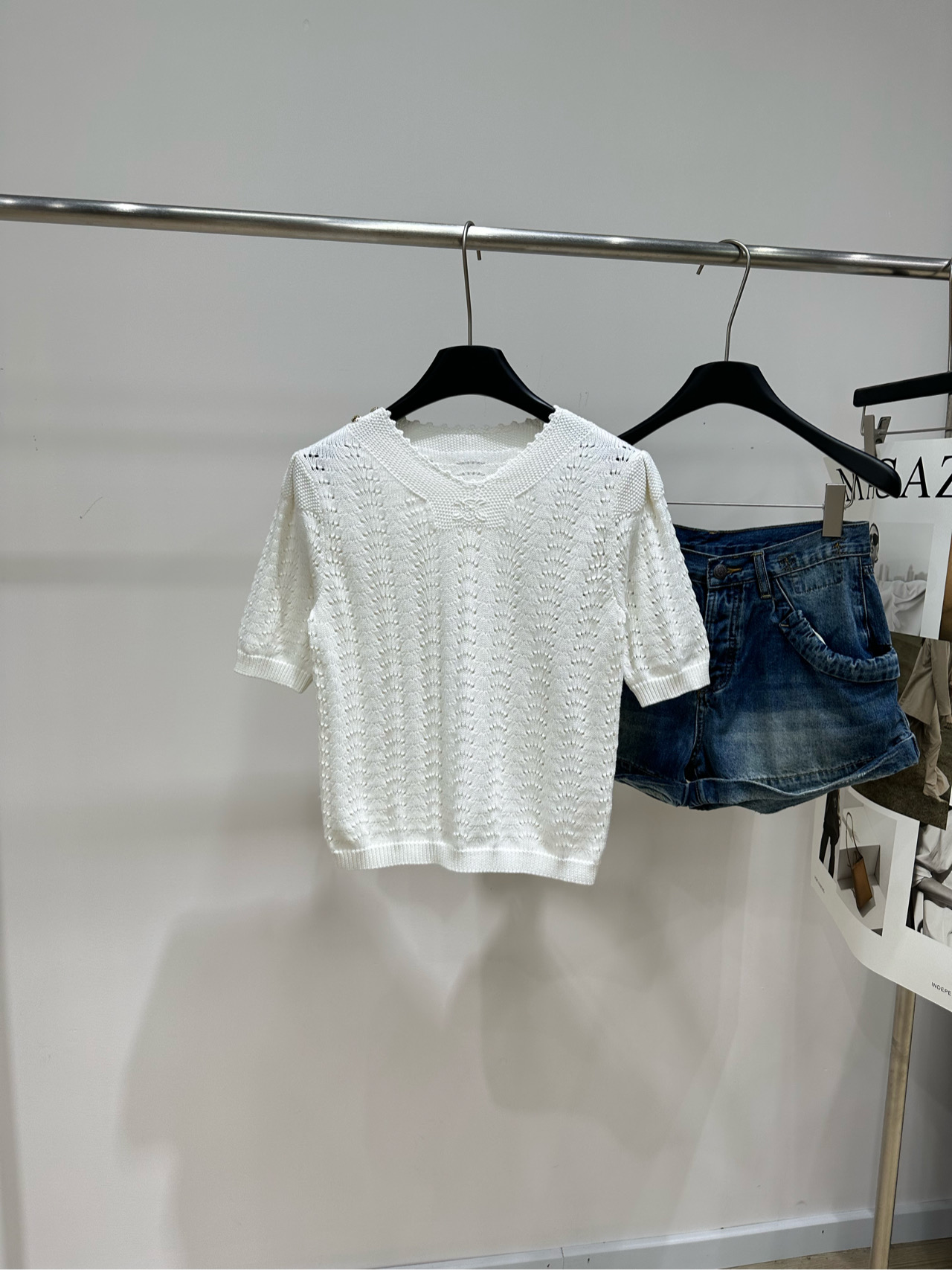 NO:910857,[ce white Arc de Triomphe hollow V-neck knitted short-sleeve], fabric cotton, color white CELIN* white hollow V-neck short-sleeved knitted top, all-over scallop-shaped hollow weaving, breathable and light, with a gentle air feeling. Wavy lace small V-neck design, softly modify the neck line. Embossed Arc de Triomphe logo on the chest, low-key to highlight the brand recognition. Exquisite golden ball buttons are embellished on the shoulders. The details are light and luxurious, adding a refined texture.  Slightly loose, dropped-shoulder short-sleeved version, ribbed cuffs. It is not tight to hide the flesh, and is highly tolerant to various body shapes. The vertical and orderly hollow texture is rich in layers. Simple and elegant, with a French retro atmosphere. Suitable for skirts, suit pants, and denim items. Can be worn for commuting, afternoon tea, and travel. Versatile knitted fabric that is just needed in spring and summer. Flat lay size S shoulder width 37, bust 84 stretch, length 51, sleeve length 27  M shoulder width 38, bust 88 stretch, length 52, sleeve length 28 L shoulder width 39, bust 92 stretch, length 53, sleeve length 29. There will be an error of 2~3cm in manual measurement, which is within the normal range, celine, skirts, T-shirt, business suit,19860909【ce白色凯旋门镂空V领针织短袖】 ,面料棉 颜色白色 CELIN*白色镂空V领短袖针织上衣 通体扇贝形镂空织法,透气轻盈 自带温柔空气感 波浪花边小V领设计,柔和修饰脖颈线条 胸口浮雕式凯旋门标识,低调彰显品牌辨识度 肩部点缀精致金色圆珠纽扣 细节轻奢,增添精致质感 微宽松落肩短袖版型,罗纹收口袖摆 不紧绷藏肉显瘦,对各种身形包容度高 竖排有序镂空肌理层次丰富 简约大气不单调,法式复古氛围感拉满 适配半裙、西装裤、牛仔单品 通勤、下午茶、出游多场景可穿 春夏刚需百搭针织 平铺尺码 S肩宽37,胸围84弹力,衣长51,袖长27 M肩宽38,胸围88弹力,衣长52,袖长28 L肩宽39,胸围92弹力,衣长53,袖长29 手工测量会有2~3cm误差属于正常范围,,celine,skirts,T-shirt,business suit,,Women's clothing