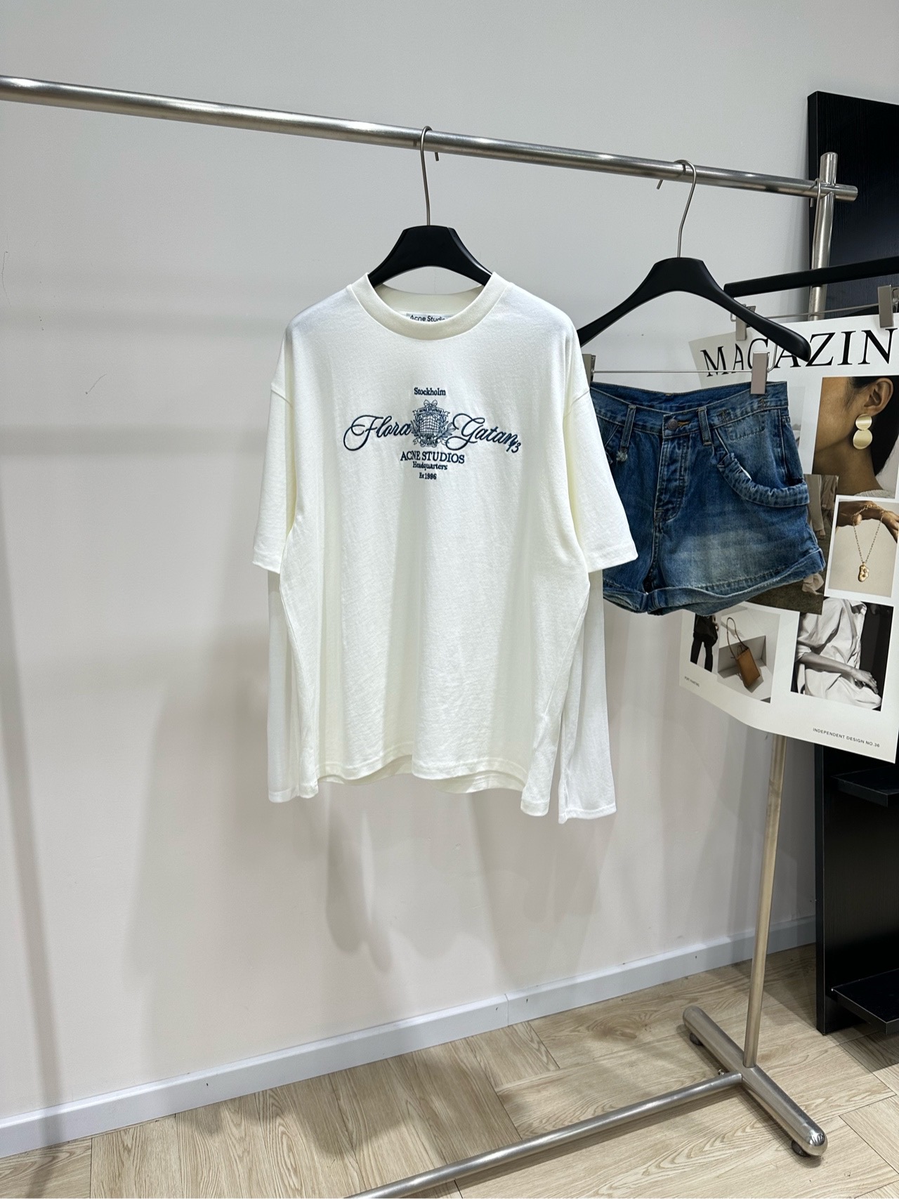 NO:911680,[AC off-white embroidered mesh fake two-piece long-sleeved T], fabric cotton, color off-white, new product recommendation | Acnestudios 26 new fake two-piece super good-looking ||| Who understands the relaxed feeling of layering!  Acne's mesh fake two-piece is so irritating to me. It's made of milky white soft and waxy pure cotton fabric, and the upper body is soft and does not flatter the figure. The retro blue embroidery print is super exquisite. The loose shoulder design hides the flesh and looks slim without being tight. Pair it with a set of new low-saturated gray jeans to go out!  Minimalist ins Korean style blogger's feel can be directly grasped. It is durable and easy to match. Flat size S shoulder width 53, chest 116, length 68, sleeve length 63 M shoulder width 54, chest 120, length 70, sleeve length 64 L shoulder width 55, chest 124, length 72, sleeve length 65. There will be an error of 2~3cm in manual measurement, which is within the normal range. Acne studios, dior, jeans,19860909【AC米白色刺绣网纱假两件长袖T】 ,面料棉 颜色米白色 新品推荐｜Acnestudios 26新款假两件超好看||| 谁懂这种叠穿松弛感！ acne这款网纱假两件太戳我了 奶白软糯纯棉面料,上身软乎乎不挑身材 复古蓝色刺绣印花超精致 宽松落肩版型,藏肉显瘦不紧绷 搭配新款低饱和灰牛仔裤一套出门！ 极简ins韩系博主感直接拿捏 耐看耐穿不挑搭配 平铺尺码 S肩宽53,胸围116,衣长68,袖长63 M肩宽54,胸围120,衣长70,袖长64 L肩宽55,胸围124,衣长72,袖长65 手工测量会有2~3cm误差属于正常范围,,acne studios,dior,jeans,,Women's clothing