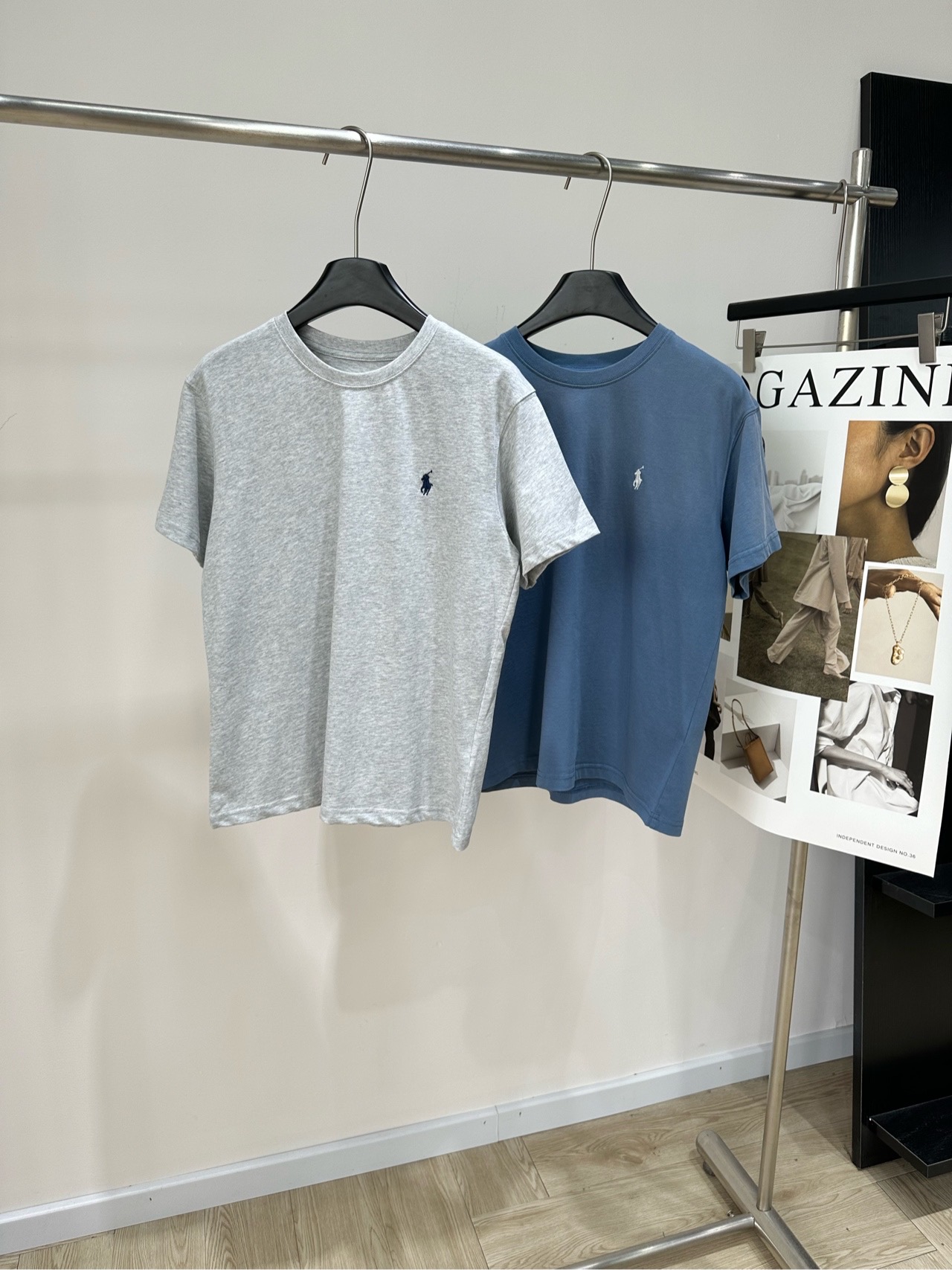 NO:911669,[Raff back polo letter printed short-sleeved T-shirt], fabric cotton, color gray, haze blue *｜War horse logo short-sleeved T-shirt 26SS new summer style new!  War horse logo short-sleeved T-shirt Made of pure cotton, soft to the touch and skin-friendly, with good breathability. It is very suitable for daily wear in spring and summer. The T-shirt has the brand's iconic pony embroidery on the left chest on the front. The back is printed with large 'POLO' letters. The design is simple and recognizable, simple and versatile. Flat size S shoulder width 44, bust 106, length 58, sleeve length 17 M shoulder width 45, chest 110, length 59, sleeve length 18  L shoulder width 46, chest 114, length 60, sleeve length 19. There will be an error of 2~3cm in manual measurement, which is within the normal range, T-shirt, tees, t-shirt,19860909【拉夫后背polo字母印花短袖T】 ,面料棉 颜色灰色、雾霾蓝 *｜战马徽标短袖T恤 26SS夏季新款上新！战马徽标短袖T恤 纯棉材质,触感柔软亲肤,透气性好 非常适合春夏日常穿着 T恤正面左胸处有品牌标志性小马刺绣 背面则印有大号“POLO”字母 设计简约又不失辨识度,简约百搭 平铺尺码 S肩宽44,胸围106,衣长58,袖长17 M肩宽45,胸围110,衣长59,袖长18 L肩宽46,胸围114,衣长60,袖长19 手工测量会有2~3cm误差属于正常范围,,T-shirt,tees，t-shirt,,Women's clothing