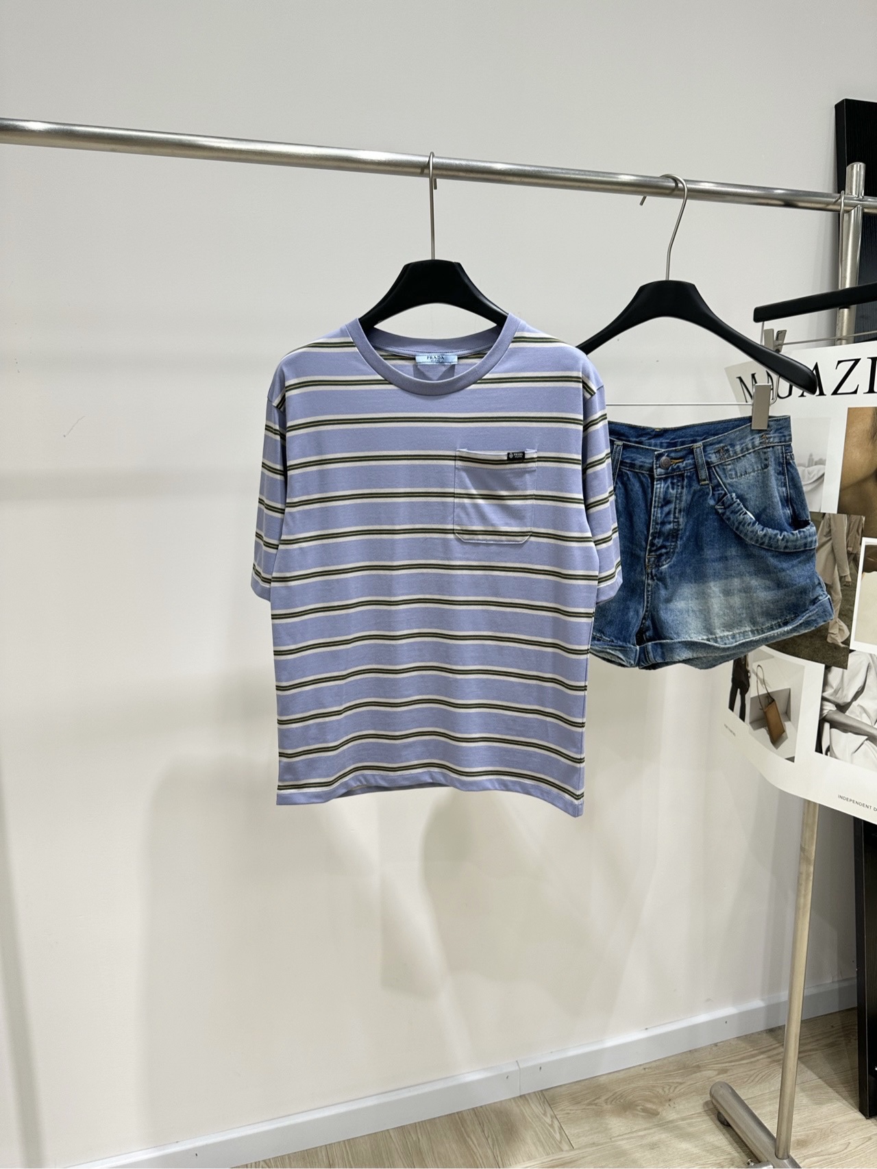NO:911655,[P Purple Blue Stripe Single Pocket Round Neck Short Sleeve T], Fabric Cotton Color Purple Blue Native Blue Brown Stripe Prad* Summer Retro Wearing Formula Low saturated blue stripes break the boring solid color Loose fit accommodates various body shapes The blue stripes bring a gentle Korean atmosphere Suitable for visiting stores, walking, and commuting This Oversize cotton jersey T-shirt adopts a loose fit and is characterized by its distressed effect. The striped pattern adds retro charm to the casual style. Flat size  S shoulder width 46, chest circumference 96, length 61, sleeve length 26 M shoulder width 47, chest circumference 100, length 62, sleeve length 27 L shoulder width 48, bust 104, length 63, sleeve length 28 Manual measurement will have an error of 2~3cm, which is within the normal range, prada, versace, T-shirt, tees, t-shirt,19860909【P紫蓝色条纹单口袋圆领短袖T】 ,面料棉 颜色紫蓝色 本命蓝棕条纹 Prad*夏日复古穿搭公式 低饱和蓝调条纹打破纯色乏味 宽松版型包容各种身形 蓝系条纹自带温柔韩系氛围 探店、散步、通勤全都适配 这款Oversize棉质平纹针织T恤采用宽松版型 以其做旧效果为特色 条纹图案为休闲风格增添复古魅 平铺尺码 S肩宽46,胸围96,衣长61,袖长26 M肩宽47,胸围100,衣长62,袖长27 L肩宽48,胸围104,衣长63,袖长28 手工测量会有2~3cm误差属于正常范围,,prada,versace,T-shirt,tees，t-shirt,,Women's clothing