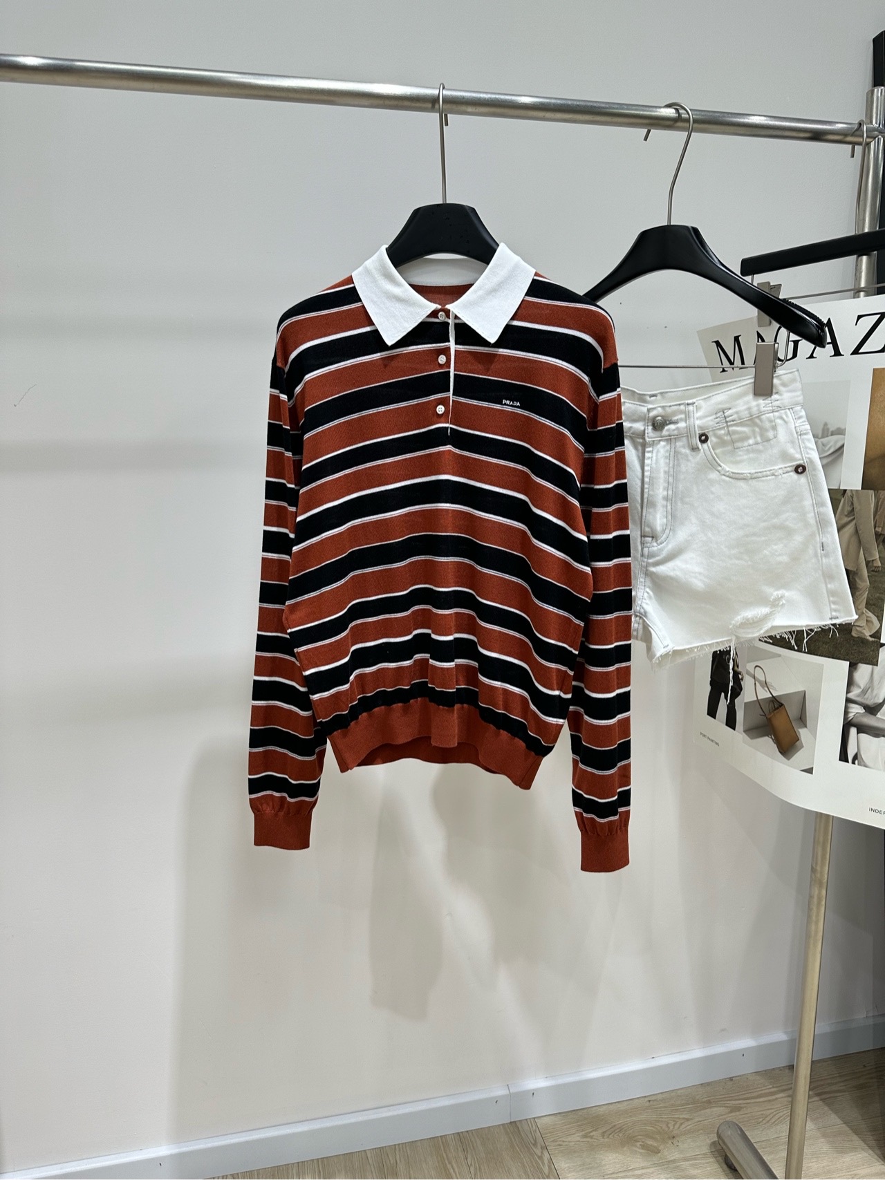 NO:911649,[P red-brown retro striped polo long-sleeved sweater], fabric mulberry silk, color red-brown stripes, Prad*'s striped knitted polo shirt, red brown + black + white three-color horizontal stripes, white lapel + button placket, small logo embroidery on the left chest. The version is loose, the lantern sleeves are cuffed, and it has a retro feel. The reddish-brown tone is unexpectedly white. The stripe spacing and color matching are very attractive, and it is not easy to wear. Flat size  S Shoulder width 45, bust 106, length 59, sleeve length 53 M Shoulder width 46, bust 110, length 60, sleeve length 54 L Shoulder width 47, bust 114, length 61, sleeve length 55 There will be an error of 2~3cm in manual measurement, which is within the normal range,, prada,19860909【P红棕色复古条纹polo长袖针织衫】 ,面料桑蚕丝 颜色红棕条纹 Prad*的条纹针织polo衫 红棕 + 黑色 + 白色三色横条纹 白色翻领 + 纽扣门襟,左胸有 小 logo 刺绣 版型偏宽松,灯笼袖收袖口,很有复古感 红棕色调意外显白 条纹间距和配色都很耐看,不容易穿腻 平铺尺码 S肩宽45,胸围106,衣长59,袖长53 M肩宽46,胸围110,衣长60,袖长54 L肩宽47,胸围114,衣长61,袖长55 手工测量会有2~3cm误差属于正常范围,,prada,,Women's clothing
