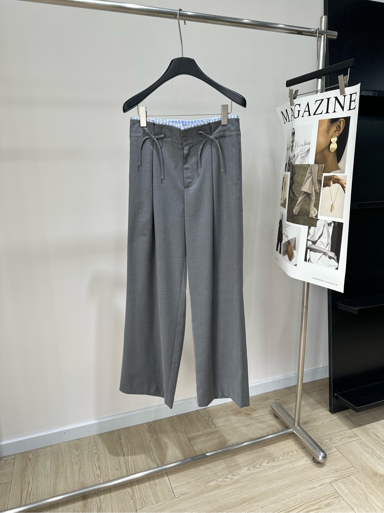 NO:931797,[her gray bow-tie low-waisted suit trousers], fabric polyester fiber + cotton + wool, color gray, Herlian’s early autumn Korean heroine’s relaxed feeling is all thanks to these wide-leg pants. I really love this kind of lazy and casual outfit!  These fake two-piece contrasting waistband wide-leg pants really appeal to my aesthetic!  The blue plaid waistband + bow ties are full of details. The fake two-piece design is too clever. It visually directly raises the waistline. The high-waisted and wide-legged version is super friendly to all body types. It can be easily controlled by pear-shaped, apple-shaped, and small people. The suit fabric with great drape does not pick up the leg shape at all. While covering the flesh and looking slim, it can also give the illusion of long legs!  Flat size S waist 68, hip 96, trouser length 105 M waist 72, hip 100, trouser length 106 L waist 76, hip 104, trouser length 107 There will be an error of 2~3cm in manual measurement, which is within the normal range,, business suit,19860909【her灰色蝴蝶结低腰西装长裤】 ,面料聚酯纤维+棉+羊毛 颜色灰色 Herlian早秋韩系女主的松弛感 全靠这条阔腿裤拿捏了 真的太爱这种慵懒随性的穿搭了！ 这条假两件撞色腰头阔腿裤真的长在我的审美上！ 蓝格纹腰头+蝴蝶结系带,细节感直接拉满, 假两件的设计太心机了,视觉上直接拉高腰线, 高腰阔腿的版型,对所有身材都超友好, 梨形、苹果型、小个子都能轻松驾驭, 垂感巨好的西装面料,完全不挑腿型, 遮肉显瘦的同时,还能穿出大长腿既视感！ 平铺尺码 S腰围68,臀围96,裤长105 M腰围72,臀围100,裤长106 L腰围76,臀围104,裤长107 手工测量会有2~3cm误差属于正常范围,,business suit,,Women's clothing