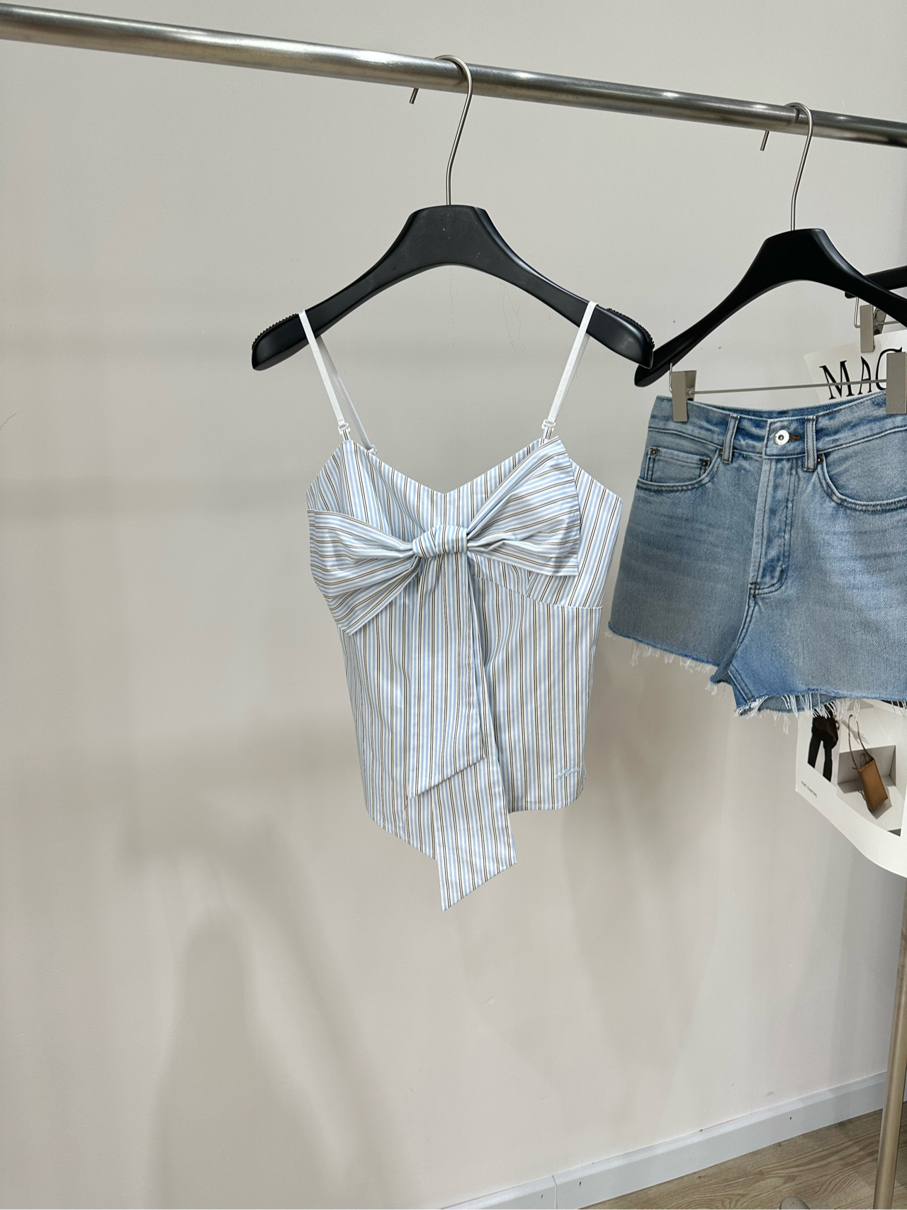 NO:931785,[Ann Light Blue Striped Bow Pleated Sling], Fabric Cotton Color Light Blue Striped Ann Style Bow Striped Sling｜Korean Style Pure Desire Girl Style The comfortable atmosphere of summer is hidden in simple and exquisite small items. The refreshing blue pinstripes bring a summer atmosphere. The fabric is smooth and neat. The upper body is crisp and stylish. The front piece is cut with three-dimensional bow pleats. Hand-pleated to create a natural curvature to visually modify the upper body lines.  The V-shaped neckline has just the right arc, softly revealing the clavicle line. The spaghetti straps can be freely adjusted in length and fit the shoulders without slipping. The waist-style slim fit, with irregular diagonal tailoring at the hem. Increases the level of detail. It removes the dullness caused by heavy wear. The upper body can release a gentle and relaxed state in daily life. Suitable for leisure travel, and slowly feel the unique light atmosphere of summer. Flat size S bust 76 elasticity, length 49  M Bust 80 elasticity, clothing length 50 L Bust 84 elasticity, clothing length 51. There will be an error of 2~3cm in manual measurement, which is within the normal range.19860909【Ann浅蓝条纹蝴蝶结褶皱吊带】 ,面料棉 颜色浅蓝条纹 Ann风蝴蝶结条纹吊带｜韩系纯欲少女风 夏日的惬意氛围感,藏在简约精致的小单品里 清爽的蓝调细条纹自带夏日气息 面料平整利落 上身挺括有型前片做立体蝴蝶结褶皱剪裁 手工收褶打造自然弧度 视觉上修饰上半身线条 V型领口弧度恰到好处,柔和展露锁骨线条 细肩带可自由调节长短,贴合肩部不会滑落 收腰式的修身版型,下摆做不规则斜向剪裁 增加细节层次.褪去厚重穿搭带来的沉闷 日常上身可以释放温柔松弛的状态 适合闲暇出行,慢慢感受夏日独有的轻盈氛围感 平铺尺码 S胸围76弹力,衣长49 M胸围80弹力,衣长50 L胸围84弹力,衣长51 手工测量会有2~3cm误差属于正常范围,,,Women's clothing