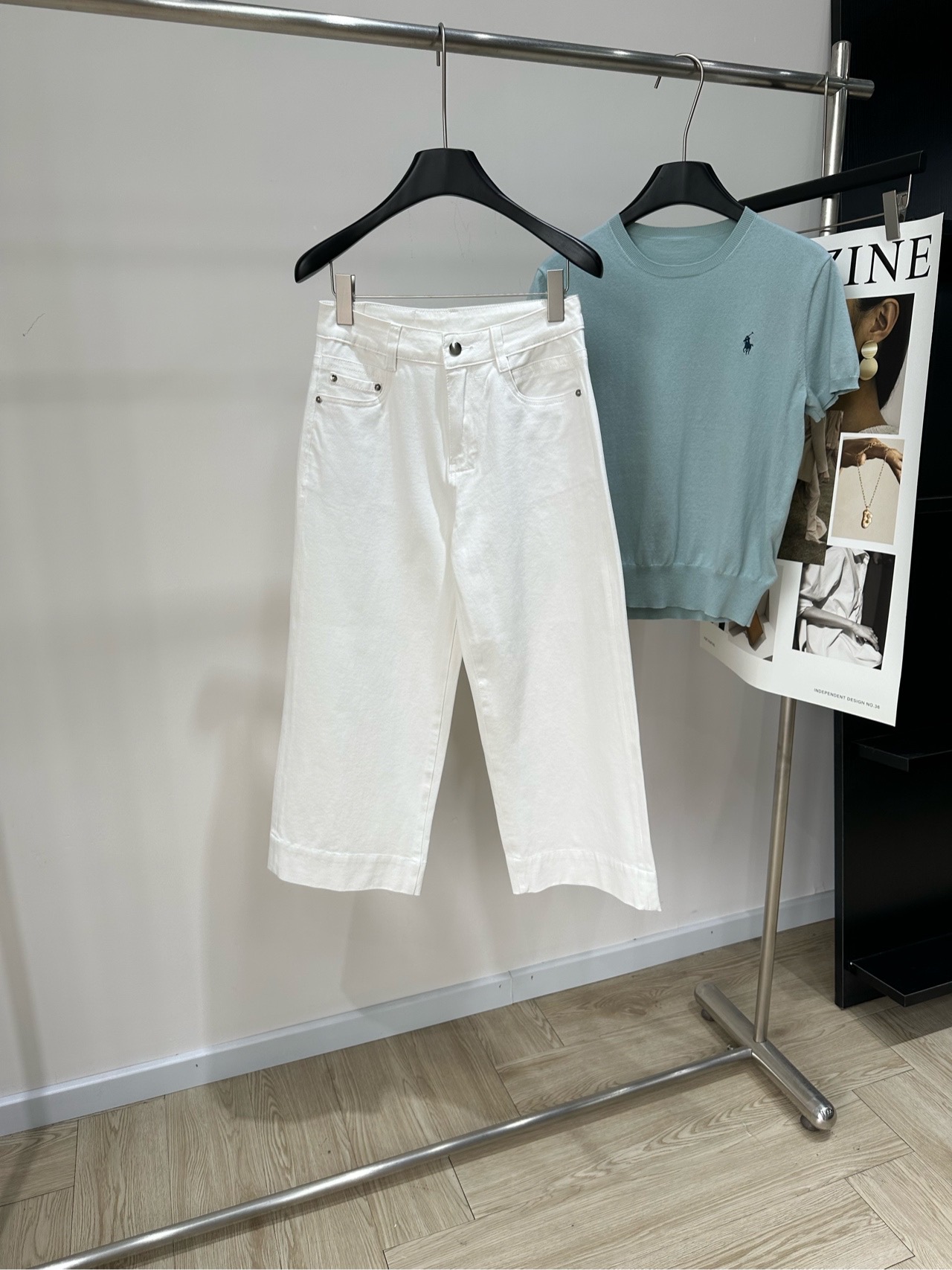 NO:931771,[Self white wide-leg denim nine-point pants], fabric denim cotton, color white self who clean and shining off-white wide-leg jeans, spring and summer natal white pants!  Soft milky white color that won't pick out the skin and won't show yellow or dirt. Washed soft denim fabric, without the constraining feeling of stiff denim at all. The mid-to-high-waisted version quietly hugs the waist and abdomen. The straight and slightly wide trouser legs modify the O-shaped legs and thick calves. The nine-point length just exposes the ankles, refreshing and neat. Classic five-pocket denim structure, metal round buckle details are durable. Paired with a linen shirt and small shoes, it is a relaxed Korean style, suitable for commuting, shopping, and traveling.  One pair will give you a simple atmosphere all summer. Flat size: S waist 68, hip 100, trouser length 86 M waist 72, hip 104, trouser length 87 L waist 76, hip 108, trouser length 88 There will be an error of 2~3cm in manual measurement, which is within the normal range, jeans, shirts,19860909【Self白色阔腿牛仔九分裤】 ,面料牛仔棉 颜色本白色 self who 干净到发光的米白阔腿牛仔裤 春夏本命白裤！ 柔和奶白色不挑皮,不会显黄显脏 水洗软牛仔面料,完全没有硬挺牛仔的束缚感 中高腰版型悄悄收住腰腹小肉肉 直筒微阔裤管修饰O型腿、小腿粗 九分长度刚好露出脚踝,清爽利落. 经典五袋牛仔结构,金属圆扣细节耐看 搭配亚麻衬衫、小单鞋就是松弛韩系穿搭, 通勤、逛街、出游都适配 一条搞定整个夏天的简约氛围感 平铺尺码 S腰围68,臀围100,裤长86 M腰围72,臀围104,裤长87 L腰围76,臀围108,裤长88 手工测量会有2~3cm误差属于正常范围,,jeans,shirts,,Women's clothing