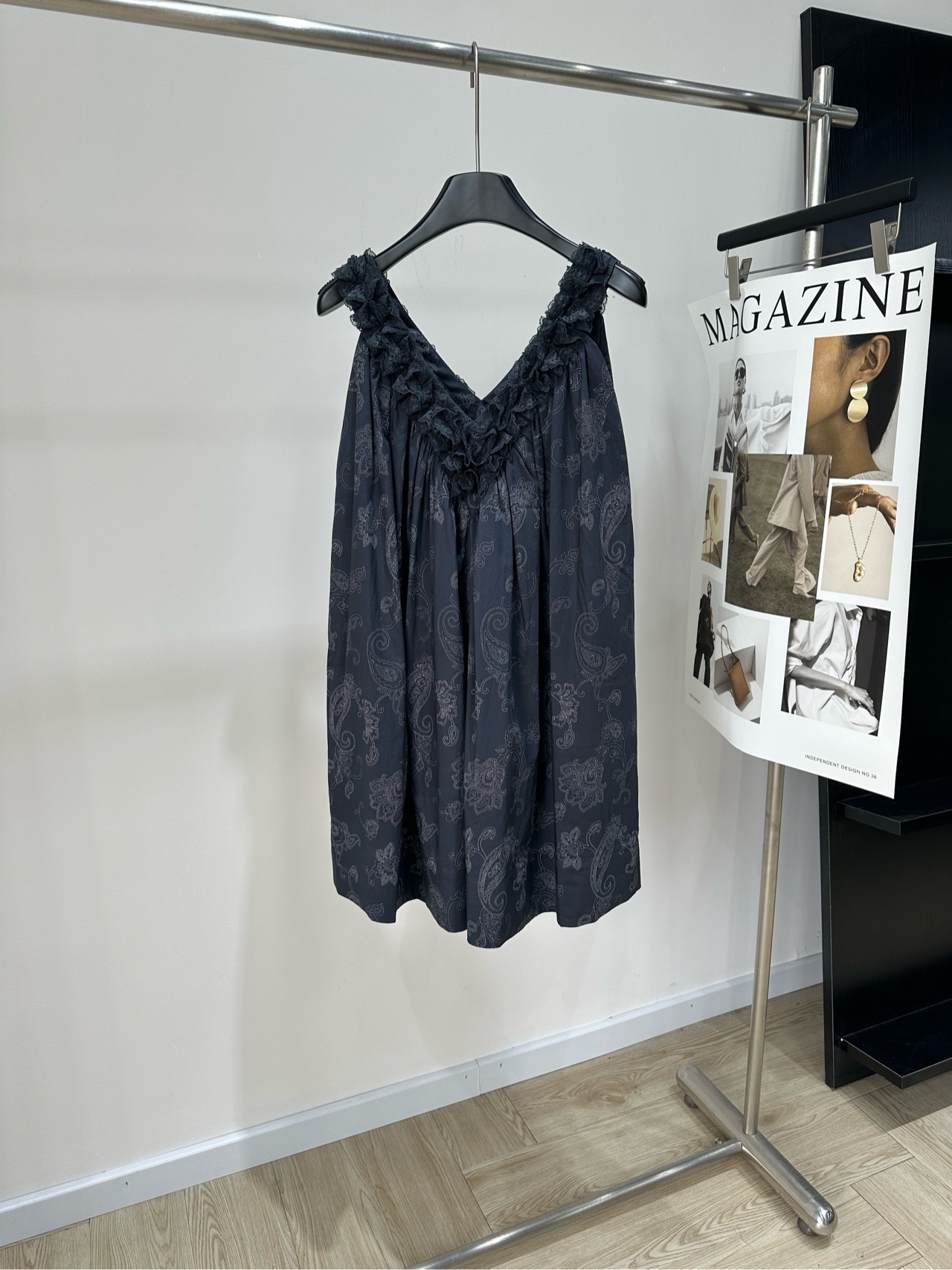 NO:931815,[ms retro dark blue lace splicing V-neck vest dress], fabric cotton + lace color navy me siento 26 spring and summer retro details interesting vacation 26SS｜Embroidered lace splicing fungus V-neck vest dress Loose age-reducing vacation skirt—nana same style Dark pattern paisley vacation skirt｜Relaxed retro forest style skirt has a calm atmosphere and slowly releases a casual and free mood in daily wear  This sleeveless short skirt with a relaxed retro forest style is printed with a dark paisley embroidery pattern all over. It is cut with double V-necks on the front and back, and the neckline and shoulder straps are spliced with multi-layered lace fringes. The delicate lace extends naturally along the neckline. The upper body adopts chest pleating technology, and the loose A-line wide hem version is very tolerant to the body shape. The fabric is made of light and breathable cotton material, which has a soft drape. The upper body will not feel stuffy when traveling for a long time.  The lace is overlocked and reinforced to prevent it from falling off in daily wear. The dark gray background color has a calm texture. The loose and lazy version weakens the body constraint. For leisure travel or daily outings, the upper body can remove the tightness. Slowly enjoy the relaxed and soothing dressing state. Flat size S bust 132, skirt length 81 M bust 136, skirt length 82 L bust 140, skirt length 83  There will be an error of 2~3cm due to manual measurement, which is within the normal range, skirts,19860909【ms复古深蓝色蕾丝拼接V领背心裙】 ,面料棉+蕾丝 颜色藏蓝 me siento 26春夏复古细节感趣味度假 26SS｜刺绣蕾丝拼接木耳边V领背心连衣裙 宽松减龄度假短裙 —nana同款 暗纹佩斯利度假小裙｜松弛复古森系风短裙 自带沉静氛围感 在日常穿搭里慢慢释放随性自在的情绪 这款定位松弛复古森系风的无袖短裙 整体满印暗调佩斯利刺绣花纹 前后双V领剪裁,领口和肩带拼接多层蕾丝木耳边 细腻花边顺着领口自然延展 上身采用胸前抽褶打揽工艺,宽松A字阔摆版型 对身形包容度很好 面料选用轻薄透气的棉感料子,垂感柔和 出行长时间上身也不会闷热 蕾丝花边做锁边加固处理,日常穿不易脱线 深灰调底色自带沉静质感 宽松慵懒的版型弱化身材拘束 闲暇出游或是日常出门,上身可以卸下紧绷感 慢慢享受轻松舒缓的穿搭状态 平铺尺码 S胸围132,裙长81 M胸围136,裙长82 L胸围140,裙长83 手工测量会有2~3cm误差属于正常范围,,skirts,,Women's clothing