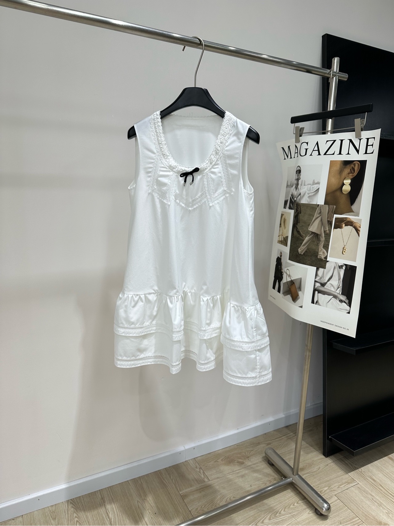NO:932820,[her white lace bow A-line tank top], fabric cotton + polyester fiber, color white, Herlia-style milk skirt, soft girl's relaxed sleeveless dress, the pure white background has a soft and healing atmosphere. In summer, I always want a little white skirt that can be worn without restraint. Inseam mesh lining, tired of the tight and close-fitting version. This loose A-line tank top just meets this need for relaxation. The neckline is made of hollow lace splicing technology, and the delicate black bow embellishes the chest.  Exquisite details directly highlight the soft-girl aesthetic. The skirt is layered with cake pieces and hollowed out lace strips. It creates a flexible and flexible state when walking. The light and thin woven fabric is breathable and skin-friendly. The sleeveless cut weakens the restraint of the shoulder line. The overall style is sweet and soft-girl. The clean white color brings a refreshing atmosphere. You don’t need to worry about taking care of it when you go out every day. The loose version accommodates all body shapes. You can have a comfortable and sweet wearing experience when you wear it. Flat size  S Shoulder width 35, bust 88, skirt length 78 M Shoulder width 36, bust 92, skirt length 80 L Shoulder width 37, bust 96, skirt length 82 There will be an error of 2~3cm in manual measurement, which is within the normal range,,skirts,19860909【her白色花边蝴蝶结A字背心裙】 ,面料棉+聚酯纤维 颜色白色 Herlia风奶芙小白裙 软妹松弛感无袖连衣裙 纯白底色自带柔和治愈的温柔氛围 夏天总想要一件穿起来零束缚的小白裙 内缝网纱内衬,厌烦紧绷贴身的版型 这件宽松A字背心裙刚好契合这种松弛需求 领口做镂空蕾丝拼接工艺 细巧黑色小蝴蝶结点缀胸前 精致细节直接戳中软妹审美 裙身分层蛋糕裁片搭配镂空花边压条 行走时自带舒展灵动的状态 轻薄梭织面料透气亲肤 无袖剪裁弱化肩线拘束感 整体是清甜软妹风 干净的白色调自带清爽氛围感 日常出门完全不用费心打理 宽松版型包容各种身形 穿上就能拥有自在又甜美的穿搭体验 平铺尺码 S肩宽35,胸围88,裙长78 M肩宽36,胸围92,裙长80 L肩宽37,胸围96,裙长82 手工测量会有2~3cm误差属于正常范围,,skirts,,Women's clothing