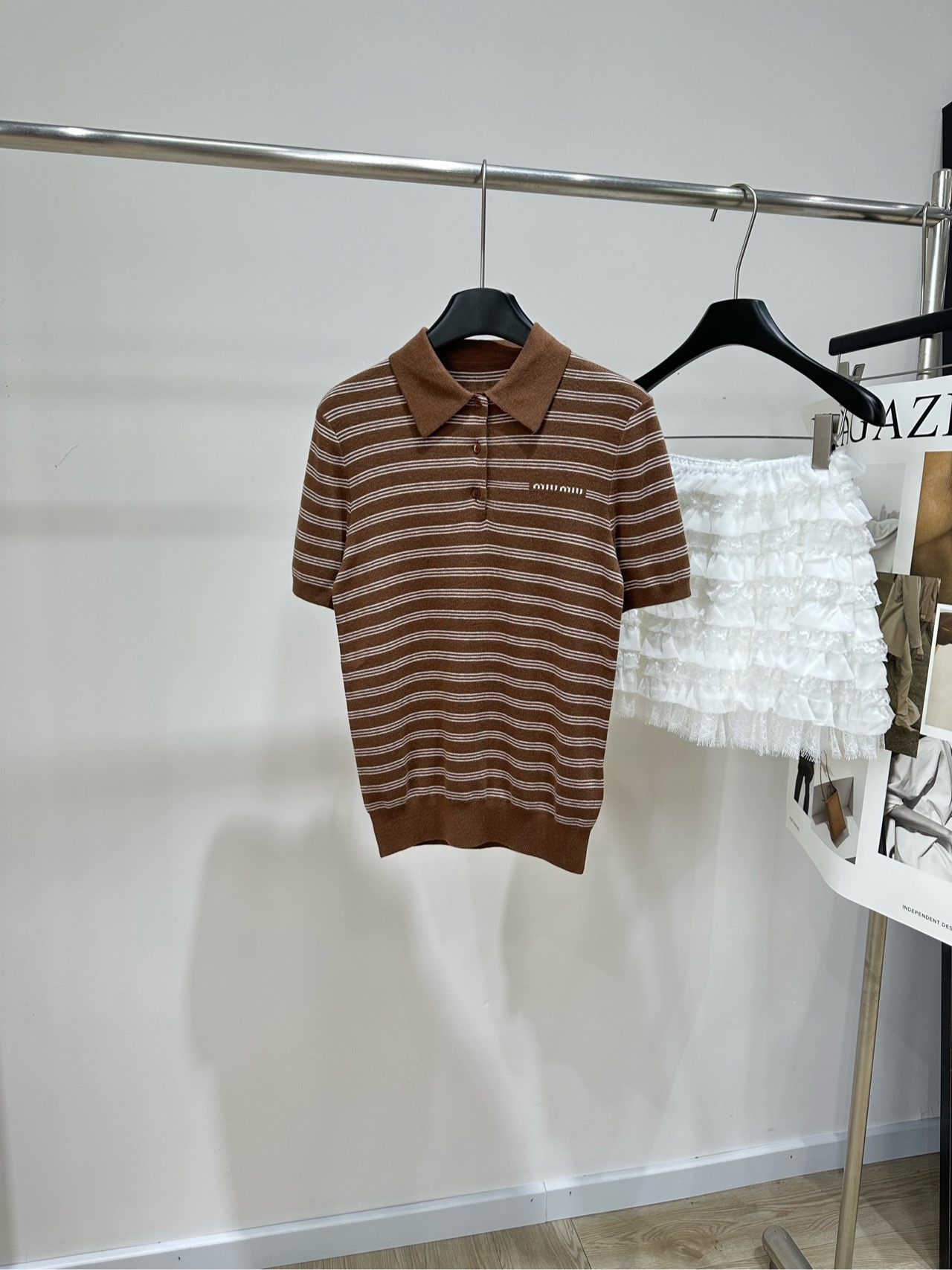 NO:932863,[M coffee pinstripe polo knitted short-sleeve], fabric cashmere + mulberry silk blend, color coffee Miu* coffee striped knitted polo shirt, coffee bottom with white pinstripes, lapel + button placket, letter embroidery on the left chest. The version is slim fit. The hem has a hem design, which shows the waistline. The coffee stripes are unexpectedly white. The fabric is light and delicate, so it will not be boring in summer. Flat size  S Shoulder width 37, bust 78 stretch, length 60, sleeve length 23 M Shoulder width 38, bust 82 stretch, length 61, sleeve length 24 L Shoulder width 39, bust 86 stretch, length 62, sleeve length 25 Manual measurement will have an error of 2~3cm, which is within the normal range,,miumiu,T-shirt,19860909【M咖色细条纹polo针织短袖】 ,面料羊绒+桑蚕丝混纺 颜色咖色 Miu*咖色条纹针织polo衫 咖色底配白色细条纹 翻领 + 纽扣门襟,左胸有 字母刺绣 版型是偏修身剪裁 下摆有收边设计,很显腰线 咖色条纹意外显白 面料轻薄细腻,夏天穿不会闷 平铺尺码 S肩宽37,胸围78弹力,衣长60,袖长23 M肩宽38,胸围82弹力,衣长61,袖长24 L肩宽39,胸围86弹力,衣长62,袖长25 手工测量会有2~3cm误差属于正常范围,,miumiu,T-shirt,,Women's clothing