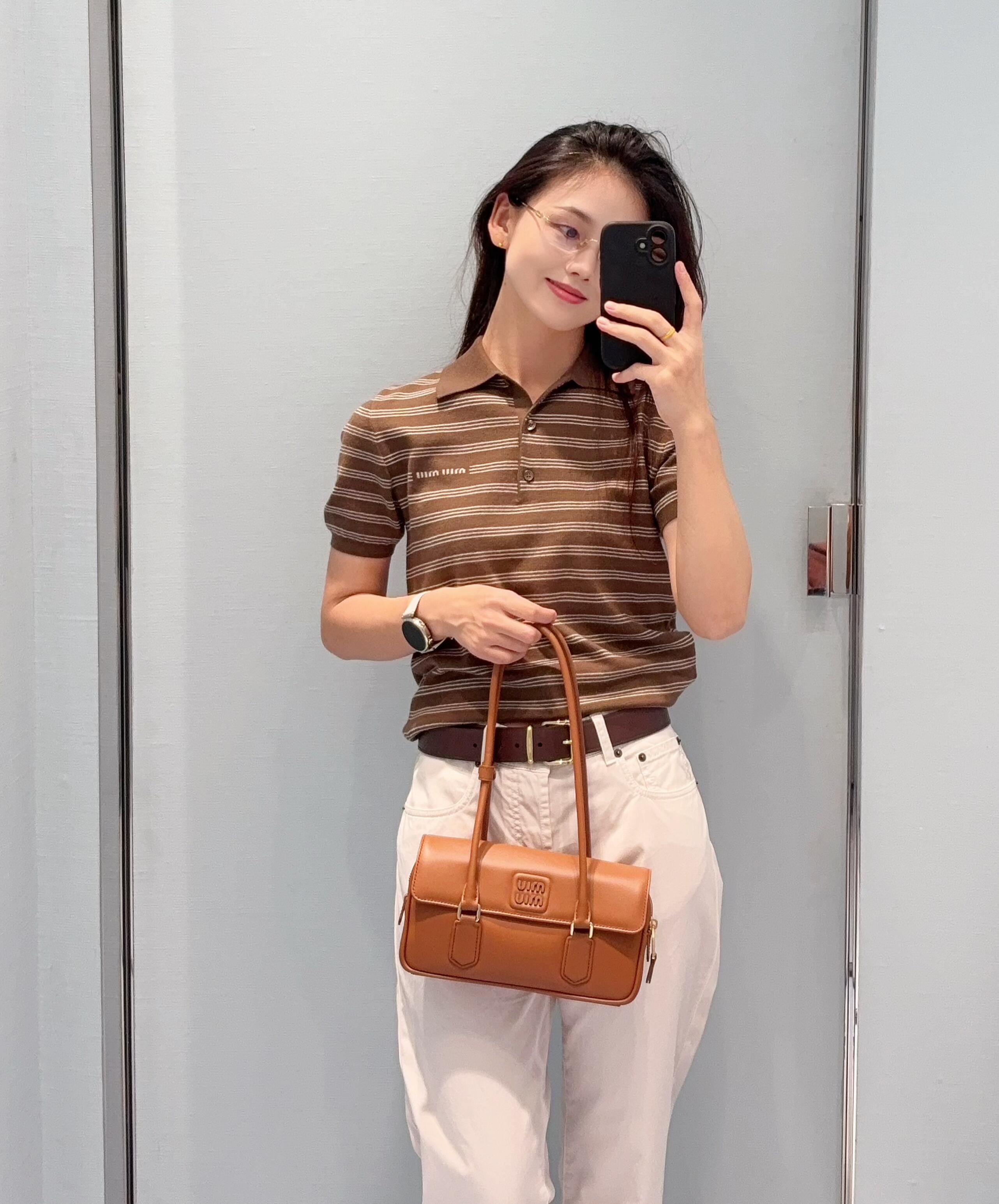 NO:932871,Brown base with white pinstripes, lapel + button placket, letter embroidery on the left chest. The version is slim-fitting and has a hem design at the hem, which highlights the waistline.19860909咖色底配白色细条纹 翻领 + 纽扣门襟,左胸有 字母刺绣 版型是偏修身剪裁 下摆有收边设计,很显腰线,,,Women's clothing