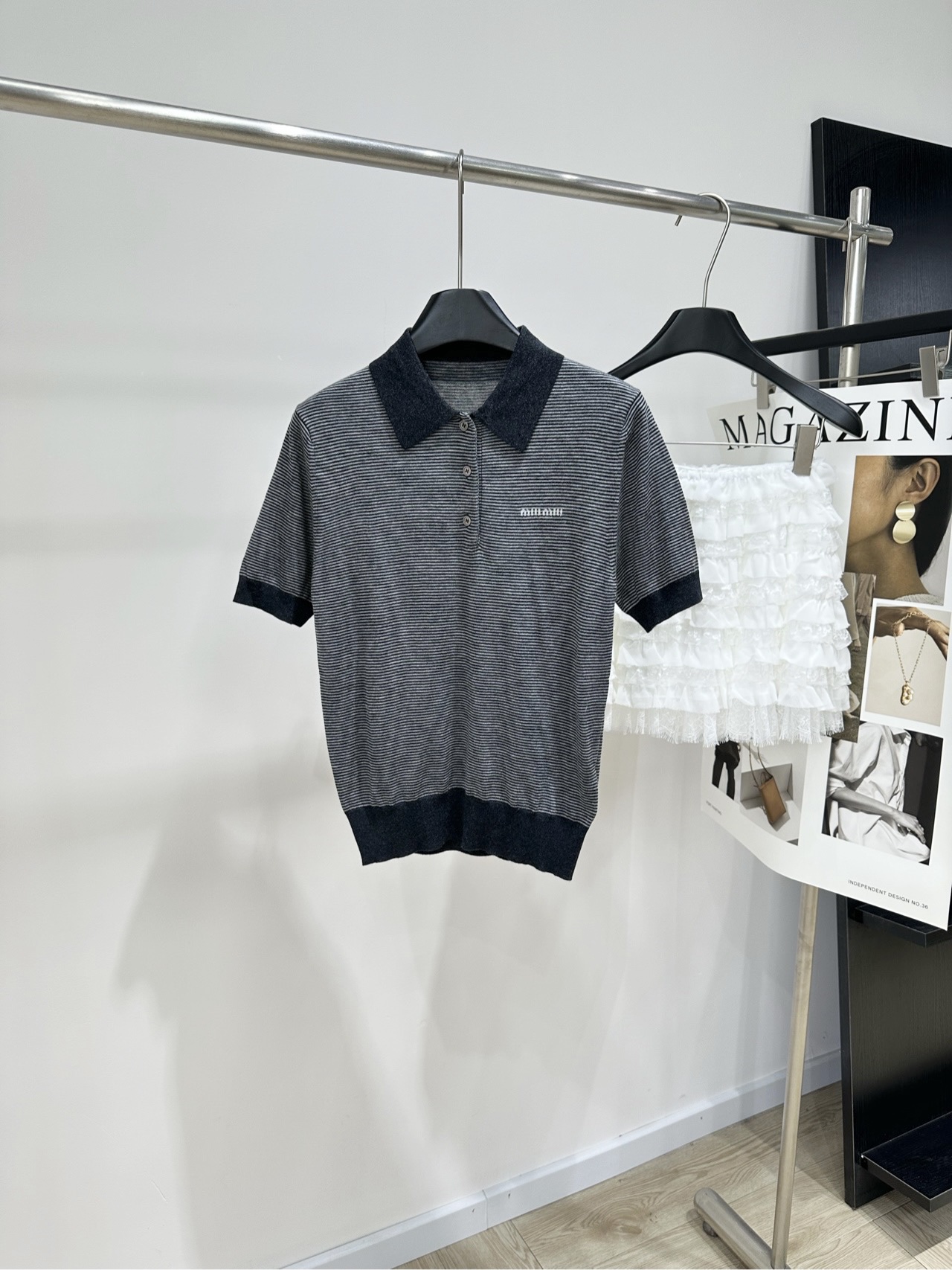 NO:932847,[M dark gray pinstripe polo knitted short-sleeves], fabric cashmere + mulberry silk blend, color dark gray Miu dark gray pinstripe Polo is definitely the soul C bit!  The low-key dark gray pinstripes come with advanced filters, which are light and breathable. The upper body instantly captures the neatness and vitality of the college style. It looks great no matter how you match it~ Pair it with a khaki drawstring skirt for a casual and sporty look!  The loose straight cut + drawstring design visually elongates the proportion, making you turn heads every day when you go out on the street!  Flat size S shoulder width 37, bust 82 stretch, length 58, sleeve length 24 M shoulder width 38, chest 86 stretch, length 59, sleeve length 25 L shoulder width 39, bust 90 stretch, length 60, sleeve length 26 Manual measurement will have an error of 2~3cm, which is within the normal range,,miumiu,skirts,T-shirt,19860909【M深灰色细条纹polo针织短袖】 ,面料羊绒+桑蚕丝混纺 颜色深灰色 Miu深灰细条纹Polo绝对是灵魂C位！ 低调的深灰细条纹自带高级滤镜,轻盈且透气 上身瞬间拿捏学院风的利落与活力 怎么搭都出彩~ 搭配卡其抽绳半裙休闲运动感狠狠拿捏！ 宽松直筒剪裁+抽绳设计视觉拉长比例 日常出街回头率爆表！ 平铺尺码 S肩宽37,胸围82弹力,衣长58,袖长24 M肩宽38,胸围86弹力,衣长59,袖长25 L肩宽39,胸围90弹力,衣长60,袖长26 手工测量会有2~3cm误差属于正常范围,,miumiu,skirts,T-shirt,,Women's clothing