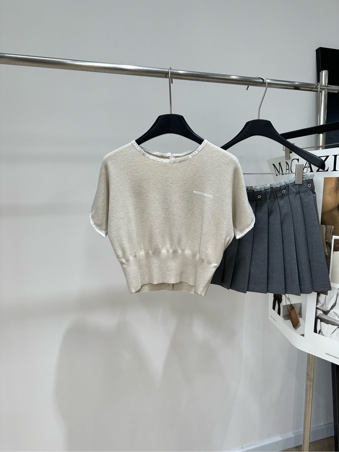 NO:932831,[M oatmeal color lace round neck buttoned knitted short sleeves], material cashmere color oatmeal color Miu* oatmeal lace knitted short sleeves || Oatmeal color short knitted top paired with white slub poplin skirt The soft and light fabric has a relaxed atmosphere The large pocket design on the skirt + the exquisite lace details on the bottom are both sweet and cool. Paired with crocheted logo slippers, casual and expensive, the daily atmosphere is straight away. Can be worn reversibly. Flat size  S raglan sleeve, bust 94, dress length 44, shoulder sleeve length 27 M raglan sleeve, chest 98, dress length 45, shoulder sleeve length 28 L raglan sleeve, chest 102, dress length 46, shoulder sleeve length 29 Manual measurement will have an error of 2 to 3cm, which is within the normal range,,miumiu,slippers,skirts,T-shirt,19860909【M燕麦色蕾丝边圆领纽扣针织短袖】 ,面料山羊绒 颜色燕麦色 Miu*燕麦蕾丝针织短袖|| 燕麦色短款针织上衣搭配白色竹节府绸半身裙 软糯轻盈的面料自带松弛氛围感 裙身大口袋设计+底边精致蕾丝细节甜酷兼顾 再配上钩针编织logo拖鞋,休闲又贵 日常出街氛围感直接拉满 可正反两面穿 平铺尺码 S连肩袖,胸围94,衣长44,肩袖长27 M连肩袖,胸围98,衣长45,肩袖长28 L连肩袖,胸围102,衣长46,肩袖长29 手工测量会有2～3cm误差属于正常范围,,miumiu,slippers,skirts,T-shirt,,Women's clothing
