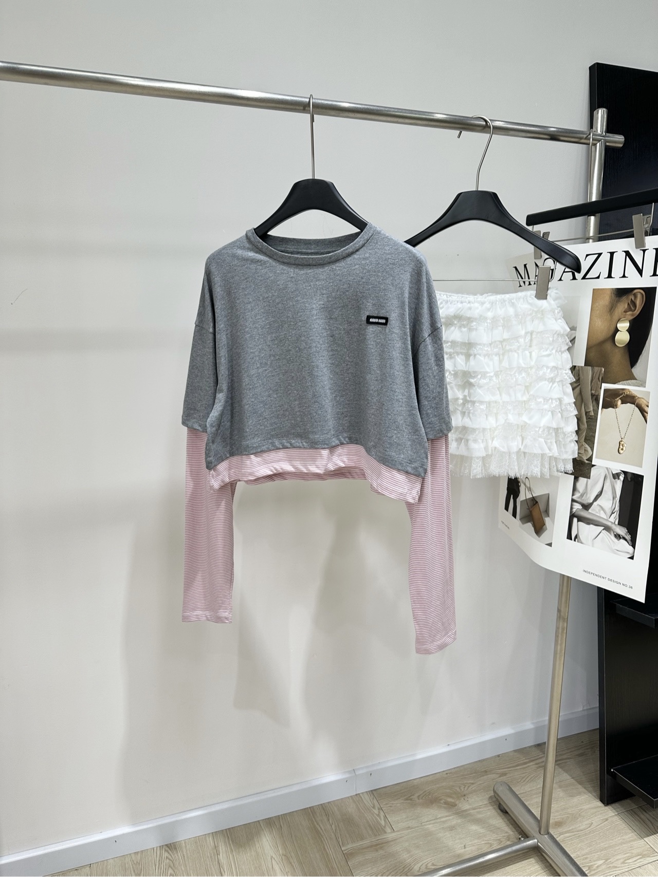 NO:934058,[M gray striped sleeve fake two-piece round neck long-sleeved T], fabric cotton, color gray Miu splicing fake two-piece T-shirt, gray plain + pink stripe contrasting design, full of layering!  The short version shows off your waistline and matches with high-waisted pants or skirts. It is easy to get good proportions. The fabric is soft and skin-friendly, washable and not prone to pilling. It is OK for daily commuting and leisure~ The brand logo on the chest is very recognizable. College style + girly style, practical and fashionable. Easy to wear with a sense of atmosphere. Flat size S shoulder width 57, bust 116, length 43, sleeve length 62 M shoulder width 58, chest 120, length 44, sleeve length 63  L shoulder width 59, chest 124, length 45, sleeve length 64. Manual measurement will have an error of 2~3cm, which is within the normal range, miumiu, skirts, tees, t-shirt,19860909【M灰色条纹袖假两件圆领长袖T】 ,面料棉 颜色灰色 Miu 拼接假两件T恤 灰色平纹+粉色条纹撞色设计,层次感满满！ 短款版型超显腰线,搭配高腰裤或裙子 轻松get好比例 面料柔软亲肤,耐洗不易起球 日常通勤、休闲都OK～ 胸前品牌标识超有辨识度 学院风+少女感,实用又时髦 轻松穿出氛围感 平铺尺码 S肩宽57,胸围116,衣长43,袖长62 M肩宽58,胸围120,衣长44,袖长63 L肩宽59,胸围124,衣长45,袖长64 手工测量会有2~3cm误差属于正常范围,,miumiu,skirts,tees，t-shirt,,Women's clothing