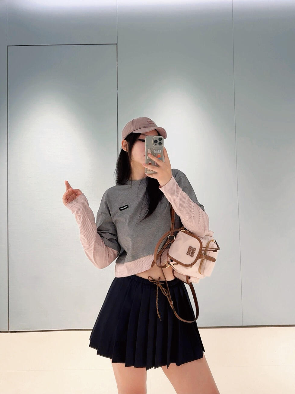 NO:934060,Gray plain + pink stripe contrasting design, full of layering!  The short version shows off your waistline, and you can easily get good proportions when paired with high-waisted pants or skirts, skirts,19860909灰色平纹+粉色条纹撞色设计,层次感满满！ 短款版型超显腰线,搭配高腰裤或裙子 轻松get好比例,,skirts,,Women's clothing