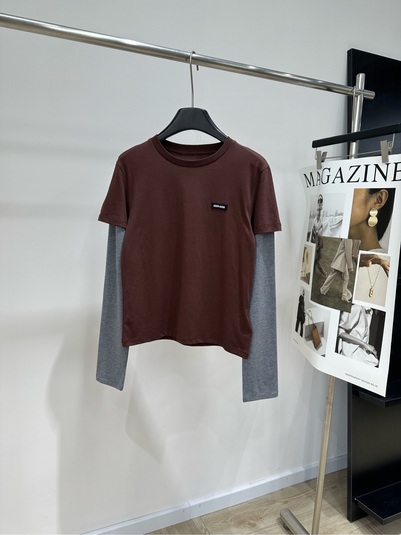 NO:934050,[M coffee striped sleeves, fake two-piece round neck long-sleeved T], the fabric is cotton, the color is coffee, and it falls into the gentle brown tones of miu*. The low-saturated Maillard color comes with a soft light filter. The fake two-piece design saves the trouble of matching. The workwear short skirt neutralizes the sweetness, and the casual girly feel is just right. A set for lazy people to wear on the ceiling. Flat size S shoulder width 41, bust 90, length 54, sleeve length 63  M shoulder width 42, chest circumference 94, length 55, sleeve length 64 L shoulder width 43, bust 98, length 56, sleeve length 65. There will be an error of 2~3cm in manual measurement, which is within the normal range,,miumiu,skirts,19860909【M咖色条纹袖假两件圆领长袖T】 ,面料棉 颜色咖色 掉进miu*的温柔棕调里 低饱和美拉德色系自带柔光滤镜 假两件设计省去搭配烦恼 工装短裙中和甜腻,休闲少女感恰到好处 一套出门懒人穿搭天花板 平铺尺码 S肩宽41,胸围90,衣长54,袖长63 M肩宽42,胸围94,衣长55,袖长64 L肩宽43,胸围98,衣长56,袖长65 手工测量会有2~3cm误差属于正常范围,,miumiu,skirts,,Women's clothing
