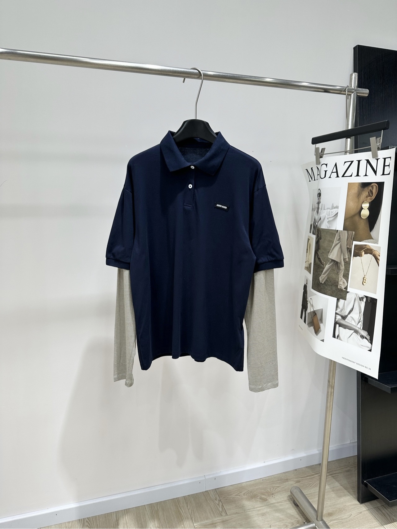 NO:943871,[M navy blue striped sleeve fake two-piece polo long-sleeved T-shirt], fabric cotton color navy blue miu* striped fake two-piece polo collar long-sleeved T-shirt 26SS early autumn new style new!  Miu style icons such as polo shirts and striped knitwear come together in one garment, interpreting layering from a modern perspective for playful shapes and free, individual interpretations Flat Sizes S Shoulder 50, Bust 104, Length 68, Sleeve 64 M Shoulder 51, Bust 108, Length 69, Sleeve 65 L Shoulder 52, Bust 112, Length 70, Sleeve 66  There will be an error of 2 to 3cm due to manual measurement, which is within the normal range, miumiu, tees, t-shirt,19860909【M藏蓝条纹袖假两件polo长袖T】 ,面料棉 颜色藏蓝 miu*条纹假两件POLO领长袖T恤 26SS早秋新款上新！ Miu风格标志如Polo衫和条纹针织衫 汇聚于一件服装中,从现代视角诠释层次感 打造俏皮造型和自由、个性化的诠释 平铺尺码 S肩宽50,胸围104,衣长68,袖长64 M肩宽51,胸围108,衣长69,袖长65 L肩宽52,胸围112,衣长70,袖长66 手工测量会有2～3cm误差属于正常范围,,miumiu,tees，t-shirt,,Women's clothing