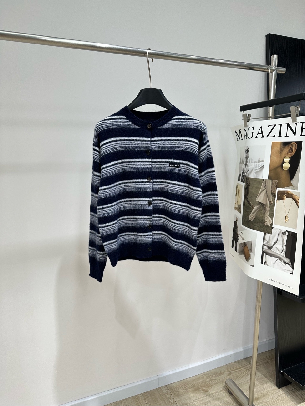 NO:943878,[M navy striped plush long-sleeved round neck cardigan], fabric cashmere + mulberry silk, color navy Miu*SS26｜The retro stripe pattern feels so good~ The navy gradient striped cardigan comes with a retro college filter!  The soft and waxy cashmere fabric is very comfortable to wear next to the body, with a full sense of laziness and relaxation ~ Wear a small white textured suspender + a puffy skirt. It comes with girly lace. The short version shows long legs. It is paired with a thin brown woven belt to pinch out the waistline. The pear-shaped figure is friendly and slimming!  Gentle and unintentional Qingqiangjin style, low-key, attractive and versatile!  Flat size S Shoulder width 44, bust 94, length 54, sleeve length 53 M Shoulder width 45, chest 98, length 55, sleeve length 54 L Shoulder width 46, bust 102, length 56, sleeve length 55 There will be an error of 2~3cm in manual measurement, which is within the normal range,,miumiu,skirts,19860909【M藏蓝条纹毛绒长袖圆领开衫】 ,面料山羊绒+桑蚕丝 颜色藏蓝 Miu*SS26｜复古的条纹纹好有感觉呀～ 藏青渐变条纹开衫自带复古学院滤镜呀！ 软糯羊绒面料贴身穿巨舒服,慵懒松弛感拉满～ 内搭白色肌理小吊带+蓬蓬短裙 自带少女感蕾丝花边,短款版型超显腿长 搭配细棕编织腰带掐出腰线,梨形身材友好显瘦哟！ 温柔又不刻意的轻千金风,低调耐看巨百搭！ 平铺尺码 S肩宽44,胸围94,衣长54,袖长53 M肩宽45,胸围98,衣长55,袖长54 L肩宽46,胸围102,衣长56,袖长55 手工测量会有2~3cm误差属于正常范围,,miumiu,skirts,,Women's clothing