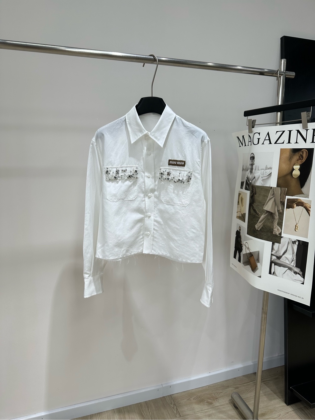 NO:945092,[M white diamond double pocket raw edge long-sleeved shirt], fabric cotton and linen blend, color white Miu*'s diamond pocket white shirt, belongs to the Upcycled series, hand-made retro style, white cotton shirt. The double pockets are studded with diamonds and beads. There is a 'MIU' logo patch on the left chest. The hem is cut with raw edges, and the whole is sweet and cool. Flat size S Shoulder width 46, bust 102, length 53, sleeve length 59  M shoulder width 47, chest circumference 106, length 54, sleeve length 60 L shoulder width 48, bust 110, length 55, sleeve length 61. There will be an error of 2~3cm in manual measurement, which is within the normal range.,miumiu,shirts,19860909【M白色钉钻双口袋毛边长袖衬衫】 ,面料棉麻混纺 颜色白色 Miu*的闪钻口袋白衬衫 属于 Upcycled 系列,手工改造的复古风格 白色棉质衬衫 双口袋上方缀满了闪钻和珠饰 左胸有 'MIU ' logo 贴片 下摆是毛边裁剪,整体又甜又酷 平铺尺码 S肩宽46,胸围102,衣长53,袖长59 M肩宽47,胸围106,衣长54,袖长60 L肩宽48,胸围110,衣长55,袖长61 手工测量会有2~3cm误差属于正常范围,,miumiu,shirts,,Women's clothing