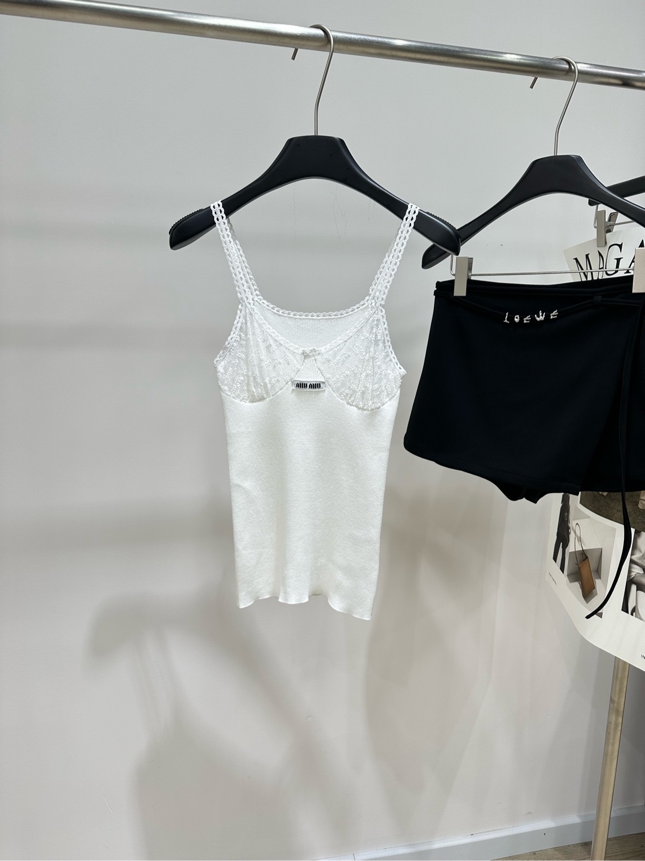 NO:945075,[M white lace hollow V-neck knitted suspender top], fabric cotton + lace, color white, original customized Miu * white lace suspender top, V-neck spliced ​​with lace, soft and sporty, pitted knitted fabric, close-fitting and comfortable, super refreshing to wear in summer!  A-line skirt + waist design, slimming and flattering body curves. It can be worn alone or layered. It can be easily controlled for daily outings, dates, and vacations. Perfect sweet temperament. Flat size S bust 60 elastic, length 59 M bust 64 stretch, length 60 L bust 68 stretch, length 61. There will be an error of 2~3cm in manual measurement, which is within the normal range,,miumiu,skirts,19860909【M白色蕾丝镂空V领针织吊带上衣】 ,面料棉+蕾丝 颜色白色 原版定制Miu *白色蕾丝吊带上衣 V领拼接蕾丝边,柔美又带点运动感 坑条针织面料,贴身舒适,夏天穿超清爽！ A字裙摆+收腰设计,显瘦又修饰身材曲线 单穿叠穿都OK 日常出街、约会、度假都能轻松驾驭 甜美气质满分 平铺尺码 S胸围60弹力,衣长59 M胸围64弹力,衣长60 L胸围68弹力,衣长61 手工测量会有2~3cm误差属于正常范围,,miumiu,skirts,,Women's clothing
