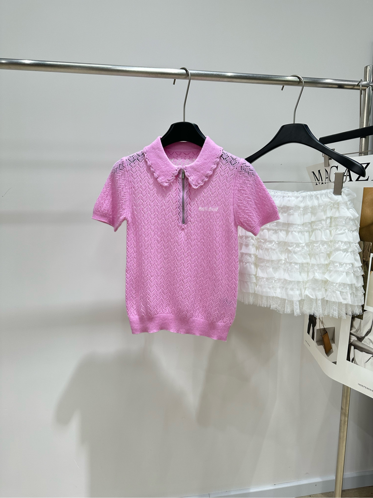 NO:945057,[M pink and purple hollow half-zip polo short sleeves], fabric cashmere + mulberry silk, color pink Miu*'s pink hollow knitted polo shirt, belongs to the 26SS summer style, peach pink, wavy lace lapel + front half-zip design, the body is a diamond hollow knitted texture, 'MIU' letter embroidery on the left chest, short sleeves ribbed, short version, slim fit, flat size  S Shoulder width 33, bust 76 stretch, length 52, sleeve length 19 M Shoulder width 34, bust 80 stretch, length 53, sleeve length 20 L Shoulder width 35, bust 84 stretch, length 54, sleeve length 21 Manual measurement will have an error of 2~3cm, which is within the normal range,,miumiu,T-shirt,19860909【M粉紫色镂空半拉链polo短袖】 ,面料山羊绒+桑蚕丝 颜色粉色 Miu*的粉色镂空针织polo衫 属于26SS夏季款 蜜桃粉色,波浪花边翻领 + 前襟半拉链设计 衣身是菱格镂空针织纹理 左胸有 'MIU ' 字母刺绣,短袖罗纹收口 版型偏短款修身 平铺尺码 S肩宽33,胸围76弹力,衣长52,袖长19 M肩宽34,胸围80弹力,衣长53,袖长20 L肩宽35,胸围84弹力,衣长54,袖长21 手工测量会有2~3cm误差属于正常范围,,miumiu,T-shirt,,Women's clothing