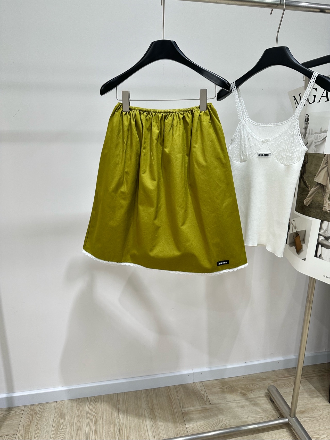 NO:945026,[M olive green lace logo mid-length skirt], fabric cotton, color olive green, Miu*’s new olive green skirt this season is so beautiful that it melts my heart!  !  Handmade lace + light and breathable fabric, it is not too comfortable to wear in spring and summer~ The pleated design of the skirt is full of details and the layering is directly improved!  UP!  Made of cotton, the skirt is also embellished with the classic brand letter logo. It is low-key yet recognizable. The olive green color is really white and versatile. Pair it with a polo shirt, shirt or knitted top, it will look great!  Whether you are commuting, going on a date, or going out every day, this skirt can be easily worn and make you the fashion centerpiece in an instant!  Flat size S waist 58 elastic, hip 126, skirt length 54 M waist 62 elastic, hip 130, skirt length 55 L waist 66 elastic, hip 134, skirt length 56 Manual measurement will have an error of 2~3cm, which is within the normal range,,miumiu,skirts,shirts,19860909【M橄榄绿花边徽标中长半裙】 ,面料棉 颜色橄榄绿 Miu*这季新出的橄榄绿半裙 直接美到我心巴上！！ 手工蕾丝边+轻薄透气面料 春夏穿简直不要太舒服～ 裙身的褶皱设计,细节感拉满 层次感直接UP！UP！ 棉材质 裙摆还有经典的品牌字母logo点缀 低调又不失辨识度 橄榄绿这个颜色,真的显白又百搭 随手搭个Polo衫、衬衫或者针织上衣,都超好看！ 无论是通勤、约会还是日常出街 这条半裙都能轻松驾驭,让你秒变时尚焦点！ 平铺尺码 S腰围58弹力,臀围126,裙长54 M腰围62弹力,臀围130,裙长55 L腰围66弹力,臀围134,裙长56 手工测量会有2~3cm误差属于正常范围,,miumiu,skirts,shirts,,Women's clothing