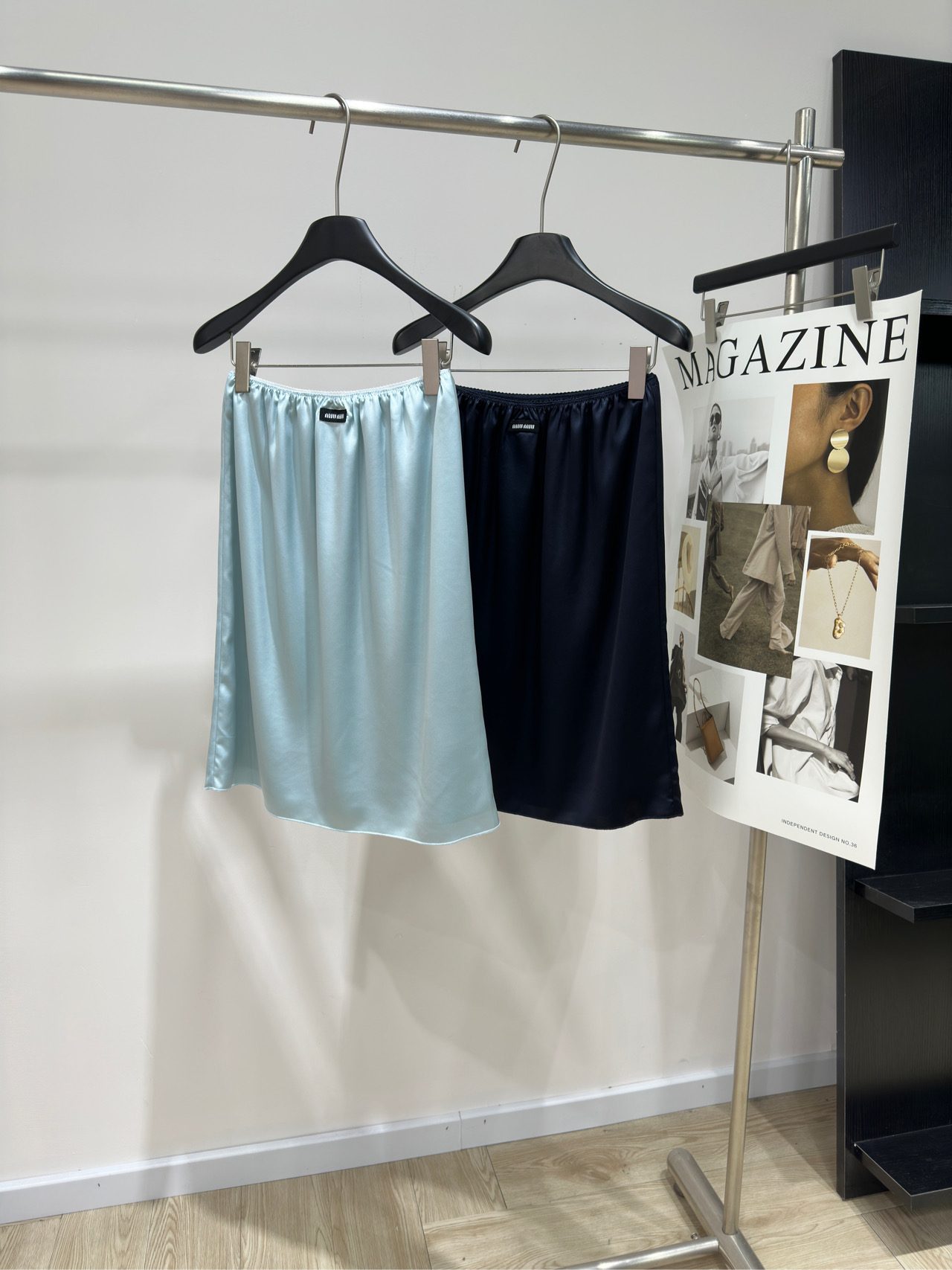 NO:945093,[M two-color satin luster casual mid-length skirt], fabric polyester fiber color baby blue, navy blue miu style girl｜satin texture glossy skirt Soft light texture can soothe all daily irritability. Summer is very resistant to heavy and stuffy fabrics. The refreshing body you want every day. Proper sweet girl rich daughter style elastic waist straight skirt accommodates excess fat on the waist and abdomen. Drape fabric has a delicate and soft light  The light ice blue tone is soft and white. The navy blue is elegant and atmospheric. The whole set is made of high-draping acetate weaving technology. It is breathable and non-sticky, and it is very photogenic when taking photos at home or when going out. The simple and small design will not look monotonous. It is easy to wear with a relaxed and delicate girly atmosphere. Flat size S waist 64 elastic, hip 102, skirt length 56 M waist 68 elastic, hip 106, skirt length 57  L waist circumference 72 elastic, hip circumference 110, skirt length 58. Manual measurement will have an error of 2~3cm, which is within the normal range,,miumiu,skirts,19860909【M双色缎面光泽休闲中长半裙】 ,面料聚酯纤维 颜色baby蓝、藏蓝 miu风少女｜缎面质感光泽半裙 柔光质感能抚平日常所有烦躁 夏天很抵触厚重闷肤的面料 日常想要的清爽体感 妥妥甜妹富家千金风 松紧腰直筒半裙 包容腰腹多余赘肉 垂顺面料自带细腻柔光 浅冰蓝色调柔和显白 藏蓝色优雅大气 整套采用高垂感醋酸织造工艺 透气不粘身,居家或是出门随手拍都很出片 简约小设计不会显得单调 轻松穿出松弛精致的少女氛围感 平铺尺码 S腰围64弹力,臀围102,裙长56 M腰围68弹力,臀围106,裙长57 L腰围72弹力,臀围110,裙长58 手工测量会有2~3cm误差属于正常范围,,miumiu,skirts,,Women's clothing