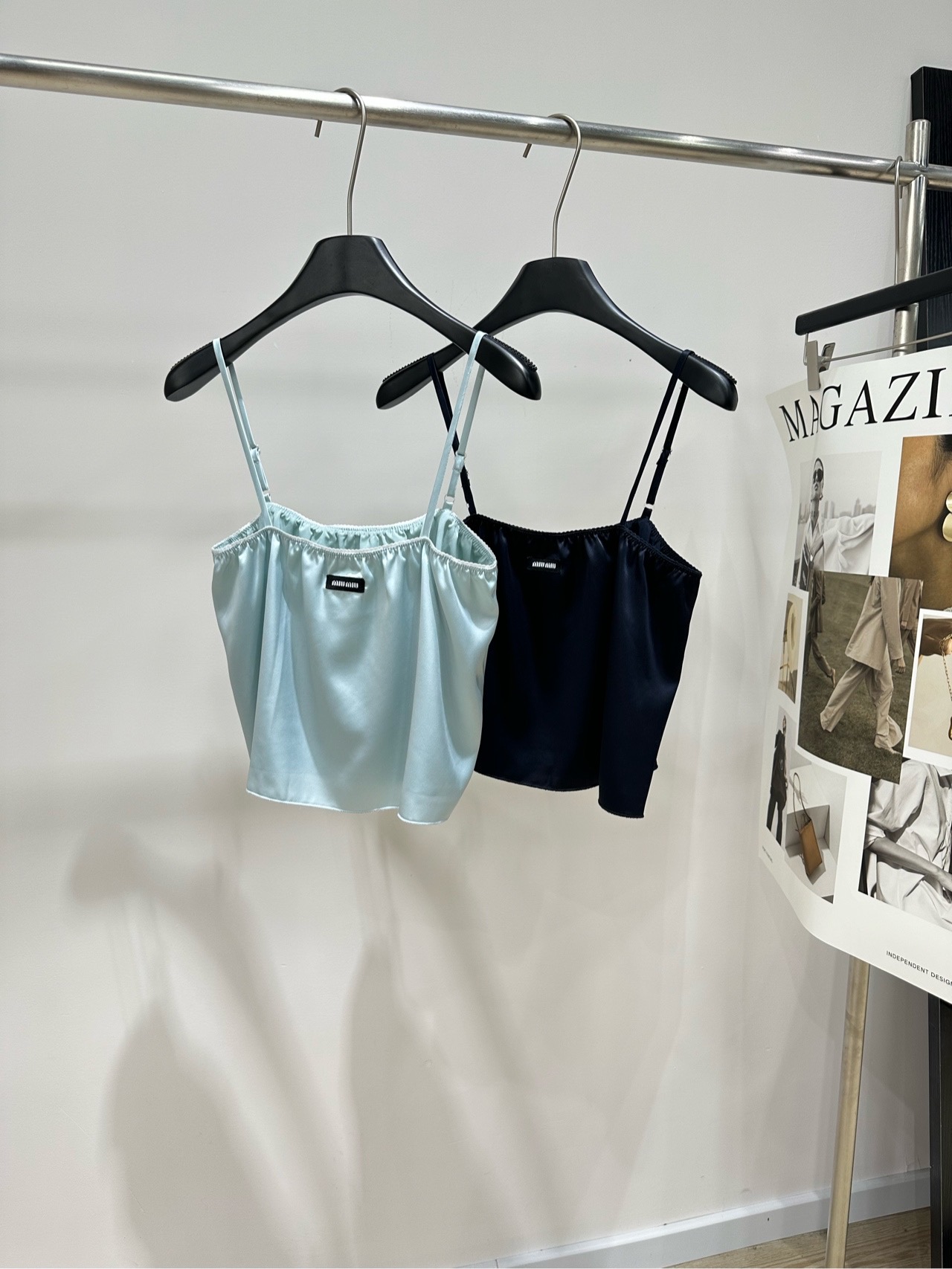 NO:945074,[M two-color satin logo small suspender top], fabric polyester fiber color baby blue, navy blue miu style girl｜satin acetate texture suspender Soft light texture can soothe all daily irritations. Summer is very resistant to heavy and stuffy fabrics. This suit fully fits the refreshing body you want every day. Proper sweet girl rich daughter style spaghetti straps tube top short cut. The neckline is made with delicate pleated lace. The small logo patch on the chest enhances sophistication.  The length of the short dress naturally exposes the waist and abdomen line. The flat size is S bust 98, dress length 46, M bust 102, dress length 47, L bust 106, dress length 48. There will be an error of 2 to 3cm in manual measurement, which is within the normal range.,miumiu,19860909【M双色缎面徽标小吊带上衣】 ,面料聚酯纤维 颜色baby蓝、藏蓝 miu风少女｜缎面醋酸质感吊带 柔光质感能抚平日常所有烦躁 夏天很抵触厚重闷肤的面料 这套套装完全贴合日常想要的清爽体感 妥妥甜妹富家千金风细肩带抹胸短款剪裁 领口做细腻褶皱花边 胸前小徽标贴布提升精致度 短款衣长自然露出腰腹线条 平铺尺码 S胸围98,衣长46 M胸围102,衣长47 L胸围106,衣长48 手工测量会有2～3cm误差属于正常范围,,miumiu,,Women's clothing