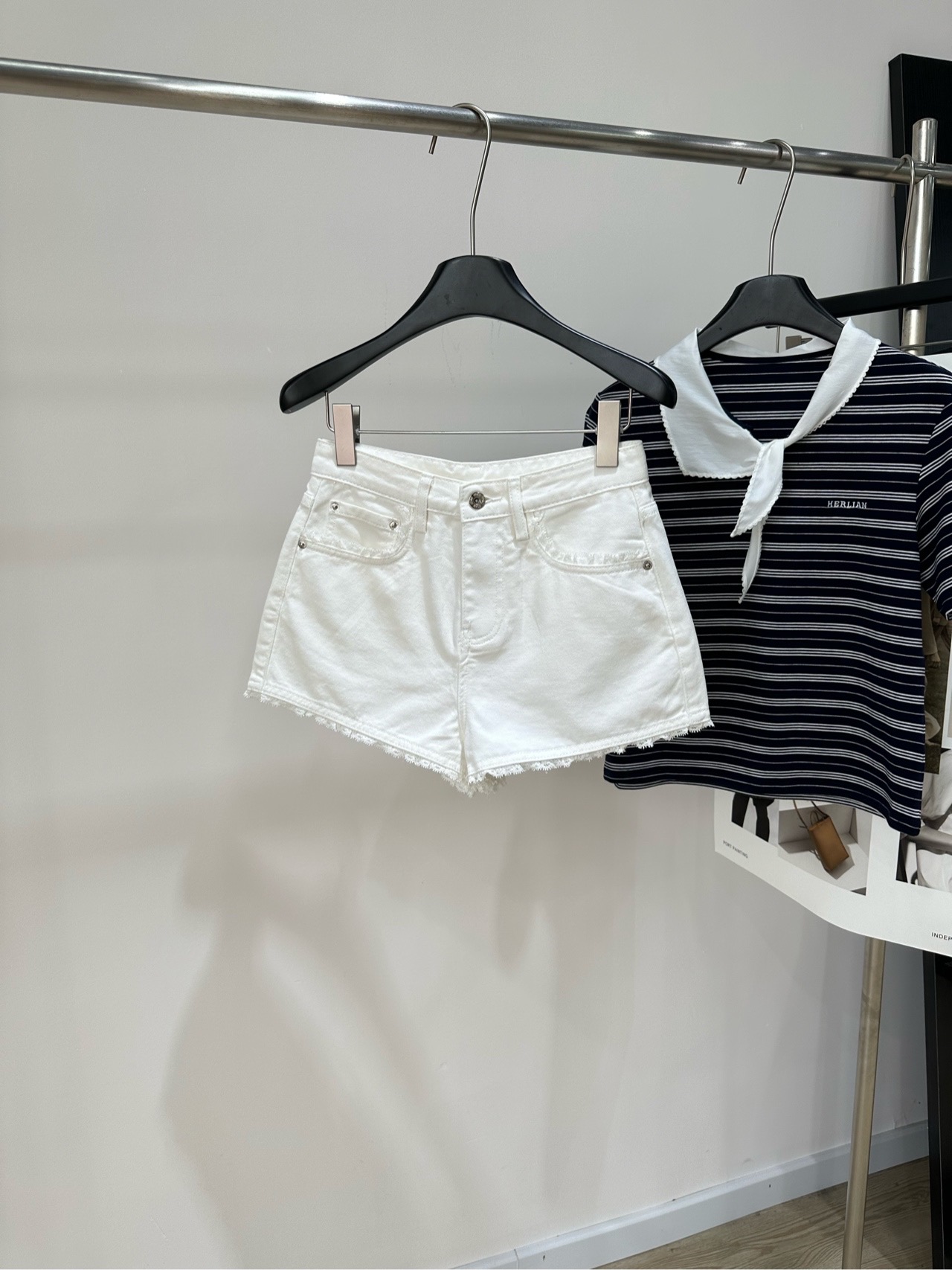 NO:946782,[M white lace leather lettering denim shorts], material denim cotton, color white, the design of these shorts is really amazing!  The white background is dotted with Miu*’s classic logo, which is simple yet fashionable!  Whether it is paired with a T-shirt or a shirt, it can be easily worn and you will become a fashionista in seconds!  And oh, the shape of these shorts is super slimming!  The high-waisted design elongates the leg lines, leaving your long legs with nowhere to hide!  The loose trouser legs can cleverly cover the flesh on the thighs. I can't wait to wear them to go out on the streets!  Flat size S waist 68, hip 92, trouser length 32 M waist 72, hip 96, trouser length 33 L waist 76, hip 100, trouser length 34 Manual measurement will have an error of 2 to 3cm, which is within the normal range,,miumiu,shorts,shirts,tees,t-shirt,19860909【M白色花边皮咖字母牛仔短裤】 ,面料牛仔棉 颜色白色 这条短裤的设计真的太绝了！ 白色的底色上,点缀着Miu*的经典标识 简约又不失时尚感！ 无论是搭配T恤还是衬衫 都能轻松驾驭,秒变时尚达人！ 而且哦,这条短裤的版型超级显瘦！ 高腰设计,拉长腿部线条 让你的大长腿无处可藏！ 宽松的裤腿,又能巧妙地遮盖住大腿上的肉肉 我已经迫不及待地想要穿着它去炸街了！ 平铺尺码 S腰围68,臀围92,裤长32 M腰围72,臀围96,裤长33 L腰围76,臀围100,裤长34 手工测量会有2～3cm误差属于正常范围,,miumiu,shorts,shirts,tees，t-shirt,,Women's clothing