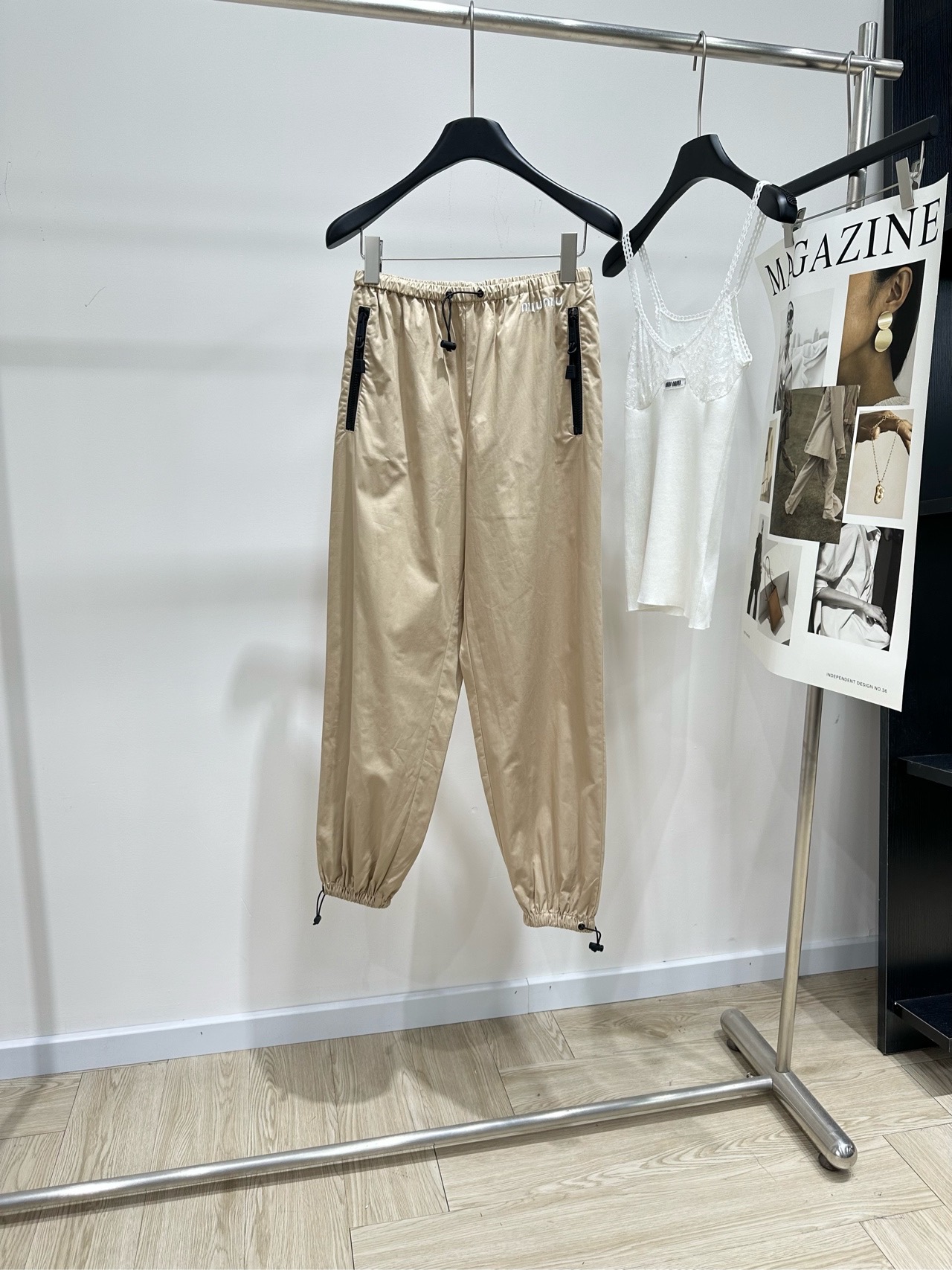 NO:946767,[M khaki double zipper legged casual trousers], fabric cotton color khaki Miu 2026 autumn khaki legged work casual pants. Lightweight anti-wrinkle woven fabric, breathable and smooth, no sense of restraint for daily wear. Elastic drawstring waistband, no waist circumference, easy to put on and take off. Brand logo embroidered in white on the waist, simple, low-key and recognizable. Double-sided zipper pockets with brand logo zipper pullers, practical for storage. Adjustable drawstring cuffs on the legs.  Switch between loose straight/legged styles. Khaki is gentle and versatile. Suitable for casual outings and daily commuting. Flat size: S waist 64 elastic, hip 98, trouser length 94. M waist 68 elastic, hip 102, trouser length 95. L waist 72 elastic, hip 106, trouser length 96. There will be a 2-3cm error in manual measurement, which is normal.,miumiu,19860909【M卡其色双拉链束脚休闲长裤】 ,面料棉 颜色卡其色 Miu 2026秋季卡其色束脚工装休闲裤 轻薄抗皱梭织面料,透气顺滑 日常穿无束缚感 松紧抽绳腰头,不挑腰围,穿脱轻松 腰侧白色刺绣品牌logo 简约低调有辨识度 双侧拉链口袋,带品牌标识拉链头,收纳实用 裤脚可调节抽绳束口 切换宽松直筒/束脚两种版型 卡其温柔百搭 休闲出游、日常通勤都适配 平铺尺码 S腰围64弹力,臀围98,裤长94 M腰围68弹力,臀围102,裤长95 L腰围72弹力,臀围106,裤长96 手工测量会有2～3cm误差属于正常范围,,miumiu,,Women's clothing