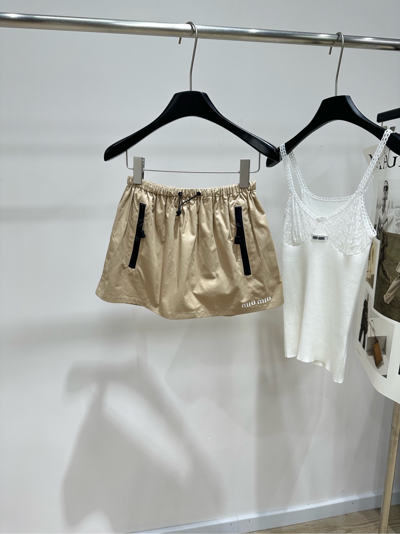 NO:946749,[M khaki double zipper casual skirt], fabric cotton, color khaki Miu*'s khaki workwear A-line short skirt, black zipper pockets on both sides, elastic waistband + drawstring design, letter embroidery on the lower right corner of the skirt. The fabric is light and thin cotton workwear fabric. The A-line silhouette is naturally stretched and not too close-fitting. The flat size is unlined. S waist 62 elastic, hip 102, skirt length 31  M waist 66 elastic, hip 106, skirt length 32 L waist 70 elastic, hip 110, skirt length 33 There will be an error of 2 to 3cm in manual measurement, which is within the normal range,,miumiu,skirts,19860909【M卡其色双拉链休闲半裙】 ,面料棉 颜色卡其色 Miu*的卡其色工装A字短裙 两侧有黑色拉链口袋 松紧腰头 + 抽绳设计 裙摆右下角有 字母刺绣 面料是偏轻薄的棉质工装布 A字廓形自然撑开,不会太贴身 平铺尺码无内衬 S腰围62弹力,臀围102,裙长31 M腰围66弹力,臀围106,裙长32 L腰围70弹力,臀围110,裙长33 手工测量会有2～3cm误差属于正常范围,,miumiu,skirts,,Women's clothing