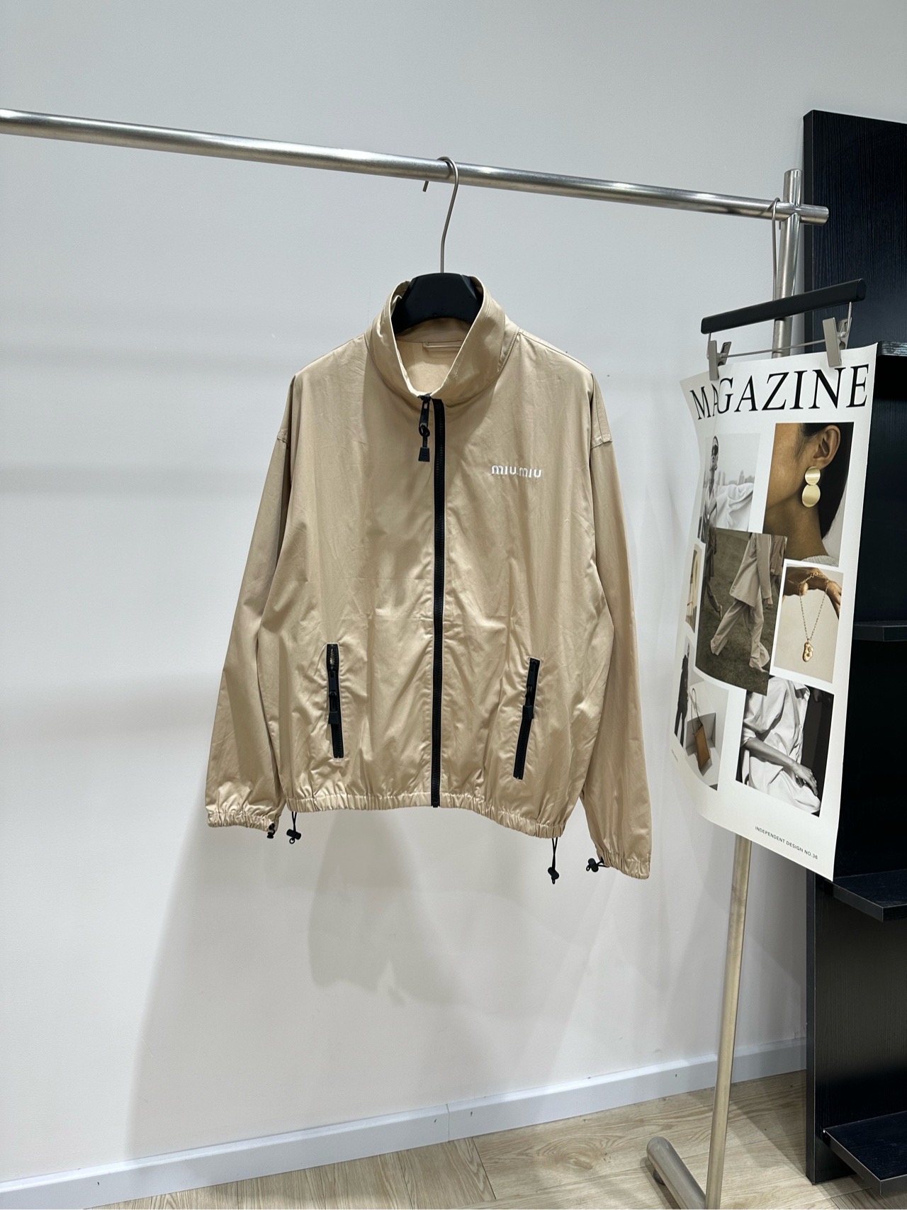 NO:946791,[M khaki double zipper stand collar jacket], fabric cotton color khaki Miu's khaki stand collar work jacket black zipper + black webbing details zipper pockets on both sides hem and cuffs gathered design letter embroidery on the left chest fabric is a light cotton work cloth slightly shiny, loose fit but not dragging flat size  S shoulder width 55, chest circumference 122, length 62, sleeve length 56 M shoulder width 56, chest circumference 126, length 63, sleeve length 57 L shoulder width 57, bust 130, length 64, sleeve length 58 Manual measurement will have an error of 2 to 3cm, which is within the normal range,,miumiu,jackets & coats,jackets & coats,19860909【M卡其色双拉链立领夹克外套】 ,面料棉 颜色卡其色 Miu 的卡其色立领工装夹克 黑色拉链 + 黑色织带细节 两侧有拉链口袋 下摆和袖口收束设计 左胸有 字母刺绣 面料是偏轻薄的棉质工装布 微光泽感,版型宽松但不拖沓 平铺尺码 S肩宽55,胸围122,衣长62,袖长56 M肩宽56,胸围126,衣长63,袖长57 L肩宽57,胸围130,衣长64,袖长58 手工测量会有2～3cm误差属于正常范围,,miumiu,jackets & coats,jackets & coats,,Women's clothing