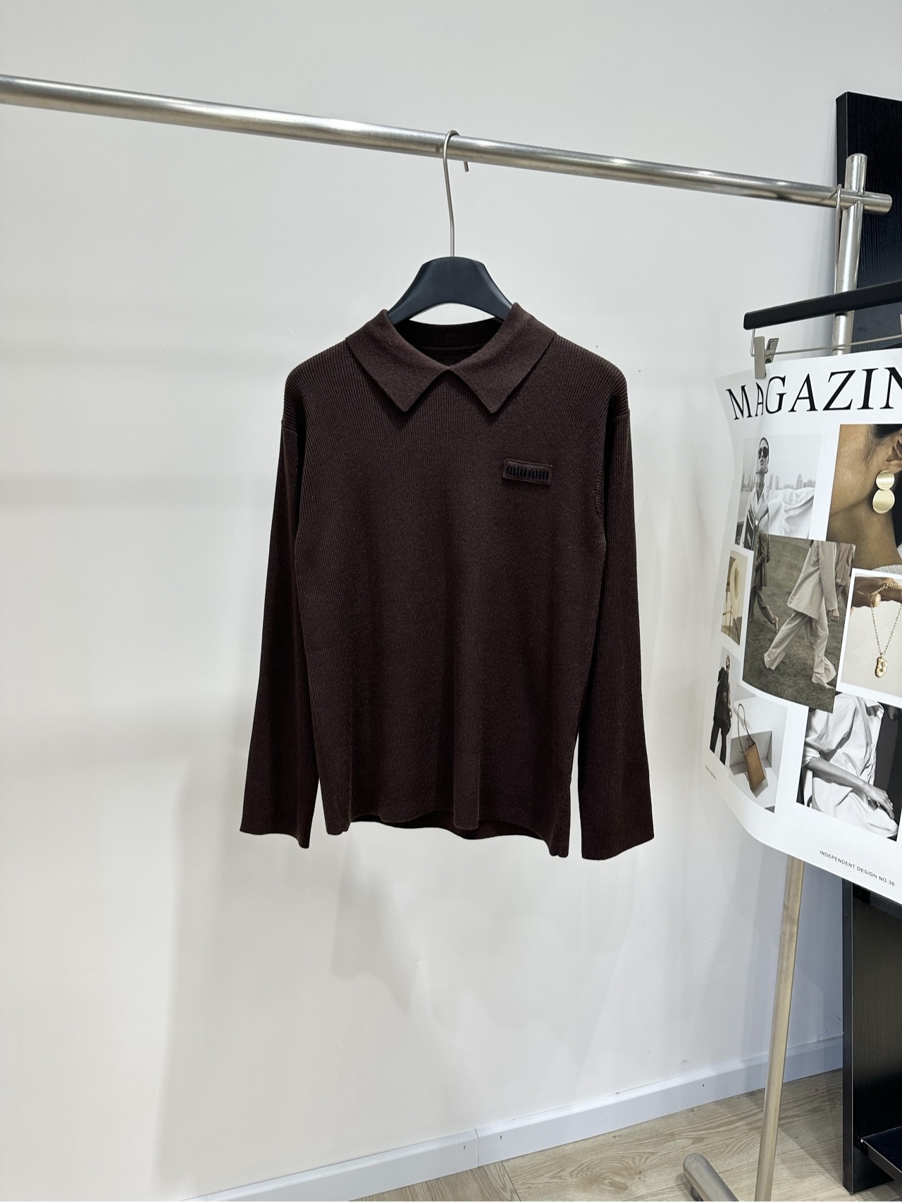 NO:946764,[M chocolate brown polo pit long-sleeved sweater], fabric wool, color chocolate brown, miu2026 early autumn new chocolate brown knitted polo, retro casual mix style, everyday and elegant, sweet but not greasy. Soft brown tone knitted top with delicate nature. Small logo lapel design weakens dullness. Slim fit to highlight the shoulder and neck lines. Thin vertical stripes pit design. All-wool knitted fabric shows texture. Flat size  S shoulder width 42, bust 88 stretch, length 61, sleeve length 54 M shoulder width 43, bust 92 stretch, length 62, sleeve length 55 L shoulder width 44, bust 96 stretch, length 63, sleeve length 56 Manual measurement will have an error of 2~3cm, which is within the normal range,,miumiu,sweaters,19860909【M巧克力棕polo坑条长袖毛衣】 ,面料羊毛 颜色巧克力棕 miu2026早秋新款巧克力棕针织polo 复古休闲混搭风日常又显贵,甜而不腻 软糯棕调针织上衣自带细腻 小 logo翻领设计弱化沉闷 修身版型超显肩颈线条 细竖条纹坑条设计 全羊毛针织面料尽显质感 平铺尺码 S肩宽42,胸围88弹力,衣长61,袖长54 M肩宽43,胸围92弹力,衣长62,袖长55 L肩宽44,胸围96弹力,衣长63,袖长56 手工测量会有2~3cm误差属于正常范围,,miumiu,sweaters,,Women's clothing