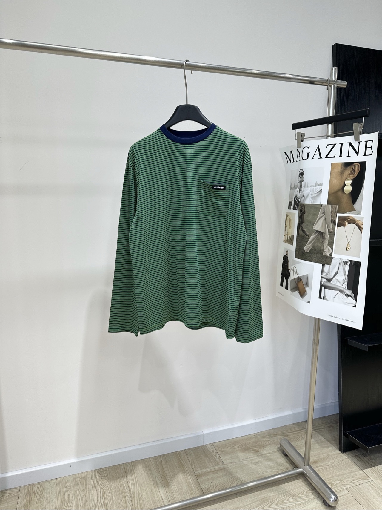 NO:946725,[M Dark Green Pinstripe Single Pocket Long Sleeve Round Neck T], made of 100% cotton, dark green striped color, Miu* green striped long-sleeved T-shirt, this green striped long-sleeved T-shirt, dark green and navy blue pinstripe design, simple and casual, soft and comfortable cotton fabric, super friendly for daily wear, small chest pocket + dark blue round neck, perfect details, loose fit and strong tolerability, perfect to wear alone or layered in during spring and autumn!  It goes well with jeans and casual pants. It is easy to get a natural and casual style. Flat size S shoulder width 48, bust 110, length 68, sleeve length 63 M shoulder width 49, chest 114, length 69, sleeve length 64 L shoulder width 50, bust 118, length 70, sleeve length 65. There will be an error of 2~3cm in manual measurement, which is within the normal range. Miumiu, jeans, tees, t-shirt,19860909【M深绿色细条纹单口袋长袖圆领T】 ,面料全棉 颜色深绿色条纹 Miu* 绿色条纹长袖T恤 这件绿色条纹长袖T恤 深绿拼藏蓝细条纹设计 简约又休闲,棉质面料柔软舒适 日常穿着超友好,胸前小口袋+深蓝圆领 细节满分,宽松版型包容性强 春秋季节单穿或内搭都很OK！ 搭配牛仔裤、休闲裤都很百搭 轻松get自然随性风 平铺尺码 S肩宽48,胸围110,衣长68,袖长63 M肩宽49,胸围114,衣长69,袖长64 L肩宽50,胸围118,衣长70,袖长65 手工测量会有2~3cm误差属于正常范围,,miumiu,jeans,tees，t-shirt,,Women's clothing