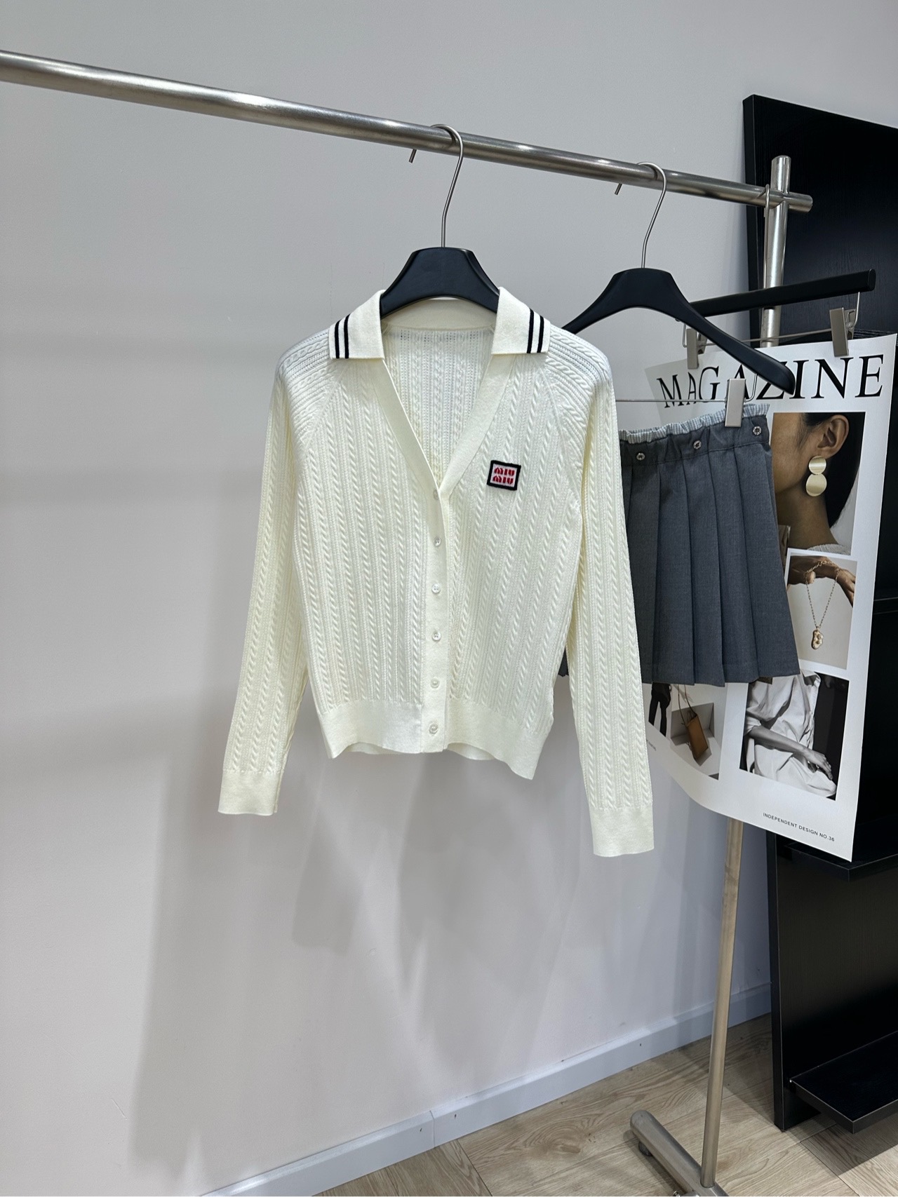 NO:946705,[M off-white badge twisted polo long-sleeved cardigan], made of cashmere + spandex, color off-white, milky white cable knitted cardigan from Miu, V-neck lapel design, black and white striped decoration on the collar, red bottom 'MIU' small logo badge embroidery on the left chest, body with vertical cable knit texture, short waist cut, soft and skin-friendly fabric, flat size  S raglan sleeves, chest circumference 84 elastic, length 53, shoulder sleeve length 69 M Raglan sleeves, bust 88 elastic, garment length 54, shoulder sleeve length 70 L Raglan sleeves, bust 92 elasticity, garment length 55, shoulder sleeve length 71 There will be an error of 2 to 3cm due to manual measurement, which is within the normal range,,miumiu,19860909【M米白色徽章麻花polo长袖开衫】 ,面料羊绒+氨纶 颜色米白色 Miu 的奶白绞花针织开衫 V领翻领设计,领口有黑白色条纹装饰 左胸有红底'MIU'小标徽章刺绣 衣身是竖条绞花针织纹理 短款收腰剪裁,面料软糯亲肤 平铺尺码 S插肩袖,胸围84弹力,衣长53,肩袖长69 M插肩袖,胸围88弹力,衣长54,肩袖长70 L插肩袖,胸围92弹力,衣长55,肩袖长71 手工测量会有2～3cm误差属于正常范围,,miumiu,,Women's clothing