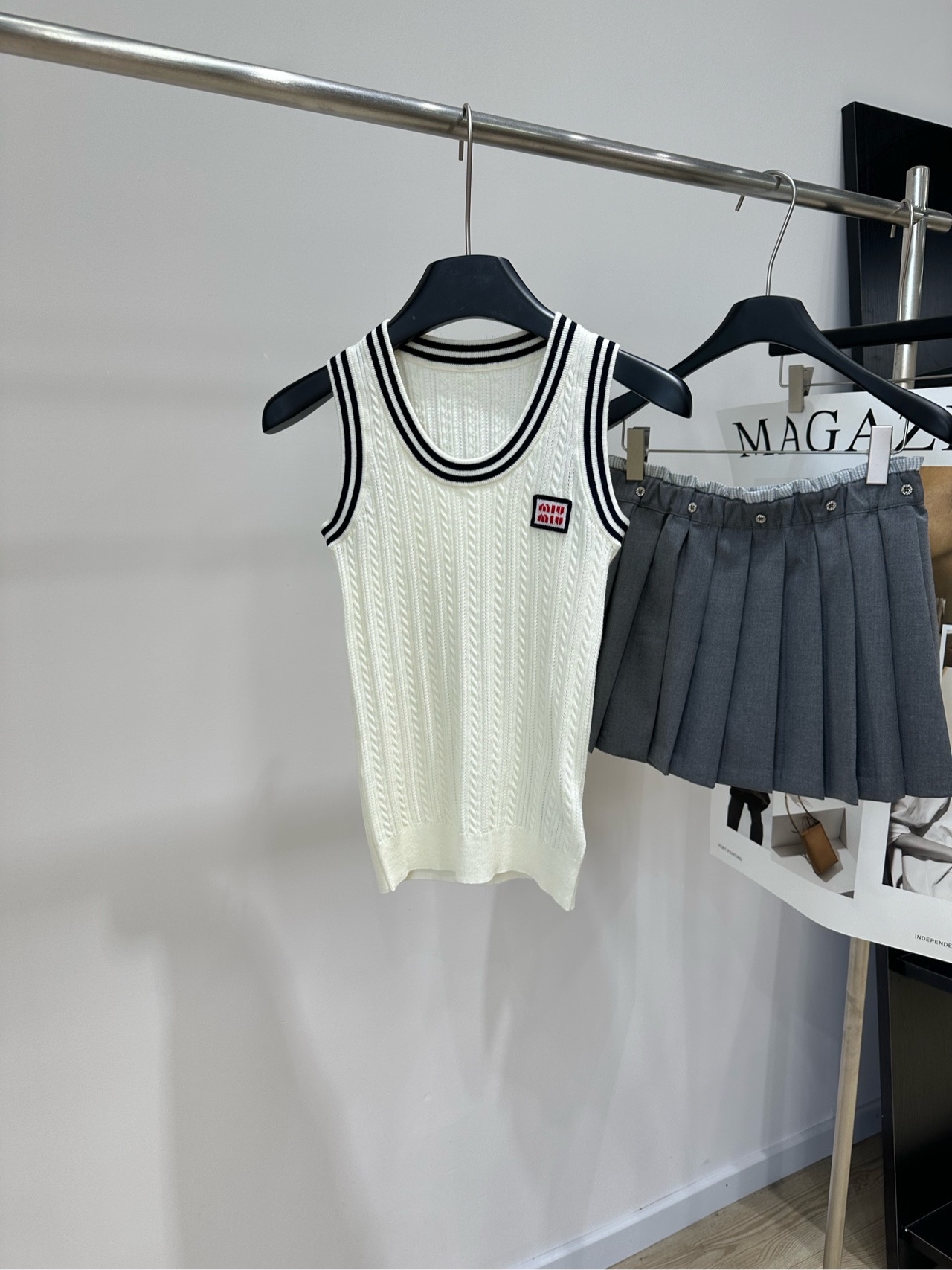 NO:948196,[M off-white badge braided knitted vest], fabric cashmere + spandex, color off-white Miu* classic slim-fit college style vest, one upper body, immediately capture the youthful vitality, the slim fit highlights the body curve, the upper body is more slender and straight, and the college atmosphere hits the face. Flat size S shoulder width 26, bust 62 stretch, length 53 M shoulder width 27, bust 66 stretch, length 54  L shoulder width 28, bust 70 stretch, clothing length 55, manual measurement will have an error of 2 to 3cm, which is within the normal range,,miumiu,19860909【M米白色徽章麻花针织背心】 ,面料羊绒+氨纶 颜色米白色 Miu*经典修身学院风背心一上身 立马拿捏青春元气 修身版型凸显身材曲线 上半身更显修长挺拔 学院气息扑面而来 平铺尺码 S肩宽26,胸围62弹力,衣长53 M肩宽27,胸围66弹力,衣长54 L肩宽28,胸围70弹力,衣长55 手工测量会有2～3cm误差属于正常范围,,miumiu,,Women's clothing