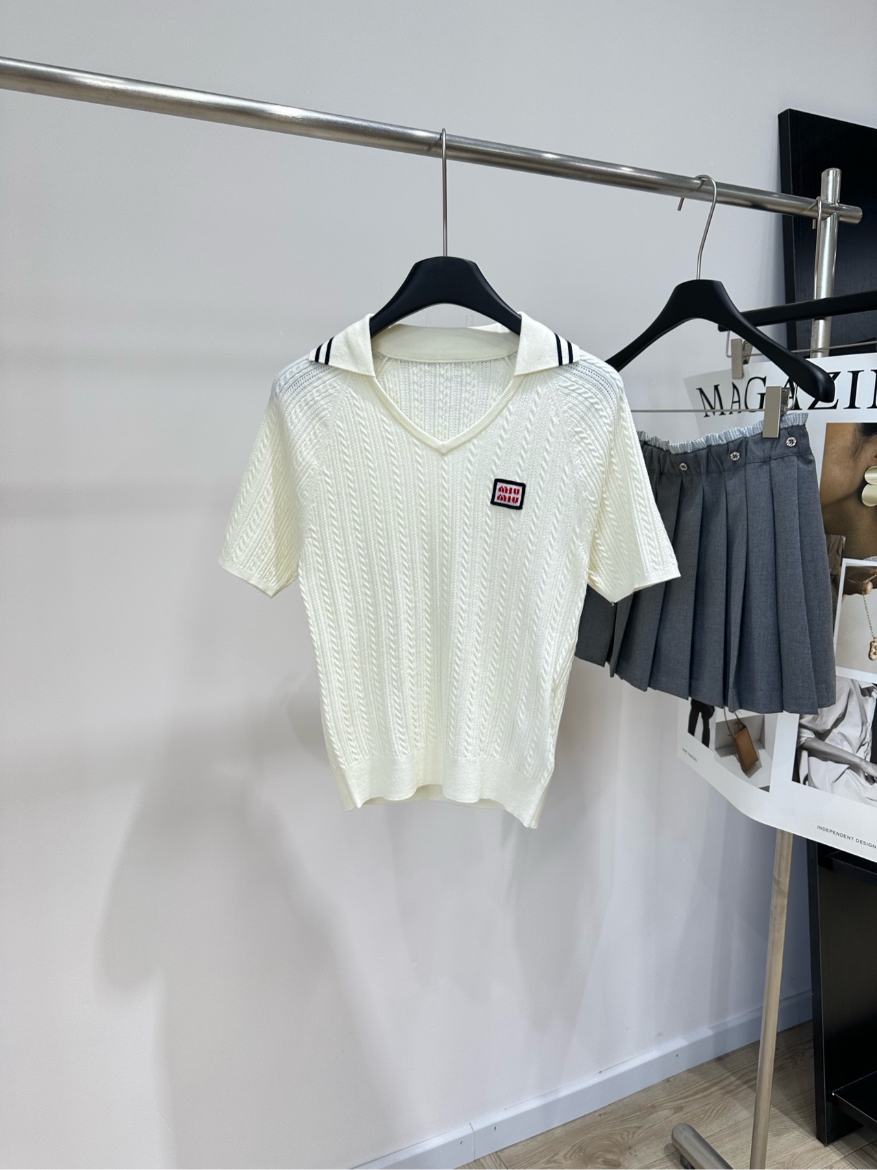 NO:948223,[M off-white badge polo twist short-sleeved top], fabric cashmere + spandex, color off-white Mi* off-white cable knit short-sleeved polo shirt, V-neck lapel design, black and white stripes on the collar, red-bottom small logo embroidery on the left chest, vertical cable-knitted texture on the body, short-sleeved rib cuffs, short and slim fit, the same series as the previous long-sleeved cardigan, flat size  S raglan sleeves, bust 76 stretch, length 55, shoulder sleeve length 34 M Raglan sleeves, chest 80 stretch, dress length 56, shoulder sleeve length 35 L Raglan sleeves, chest 84 stretch, dress length 57, shoulder sleeve length 36 Manual measurement will have an error of 2 to 3cm, which is within the normal range,, T-shirt,19860909【M米白色徽章polo麻花短袖上衣】 ,面料羊绒+氨纶 颜色米白色 Mi* 米白绞花针织短袖polo衫 V领翻领设计,领口有黑白色条纹装饰 左胸有红底小标徽章刺绣 衣身是竖条绞花针织纹理 短袖罗纹收口,版型偏短款修身 和之前那件长袖开衫是同一个系列 平铺尺码 S插肩袖,胸围76弹力,衣长55,肩袖长34 M插肩袖,胸围80弹力,衣长56,肩袖长35 L插肩袖,胸围84弹力,衣长57,肩袖长36 手工测量会有2～3cm误差属于正常范围,,T-shirt,,Women's clothing
