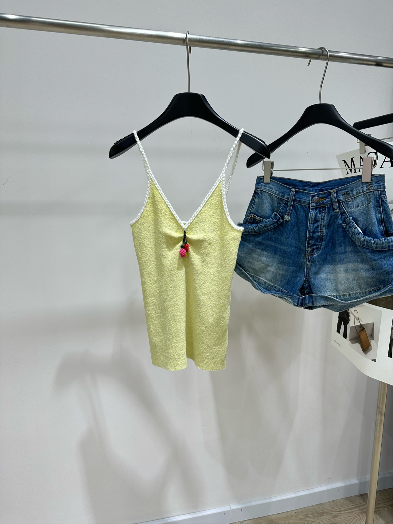 NO:948248,[P lemon yellow white edge V-neck woven vest], fabric cotton + nylon + wool, color lemon yellow, Pra* light yellow vest, a must-have for playful girls in summer!  Summer is all about dressing refreshingly and playfully!  Super gentle and refreshing, just like a glass of lemonade in summer, it makes people feel better instantly!  It is made of soft knitted material, which is super comfortable to wear in summer and does not feel stuffy at all. The design of V-neck + hemp rope with contrasting color binding is full of details, making the whole vest look more layered. There is also a cherry decoration on the chest, which is so girly!  Every time I wear it out, it attracts a lot of attention~ Flat size S bust 62 elastic, length 60 M bust 66 stretch, length 62 L bust 70 stretch, length 64 Manual measurement will have an error of 2 to 3cm, which is normal,, prada,19860909【P柠檬黄白边V领编织小背心】 ,面料棉+锦纶+羊毛 颜色柠檬黄 Pra*浅黄背心,夏日俏皮少女必备！ 夏天就是要穿得清爽又俏皮呀！ 超级温柔又清新,就像夏日里的一杯柠檬汽水 让人心情瞬间变好！ 它的材质是柔软的针织 夏天穿起来超级舒服 一点都不会觉得闷热 而且V领+麻绳撞色包边的设计 细节满分,让整件背心看起来更加有层次感. 胸前还有樱桃装饰 简直是少女感爆棚！ 每次穿它出门,都能吸引好多目光呢~ 平铺尺码 S胸围62弹力,衣长60 M胸围66弹力,衣长62 L胸围70弹力,衣长64 手工测量会有2～3cm误差属于正常范围,,prada,,Women's clothing