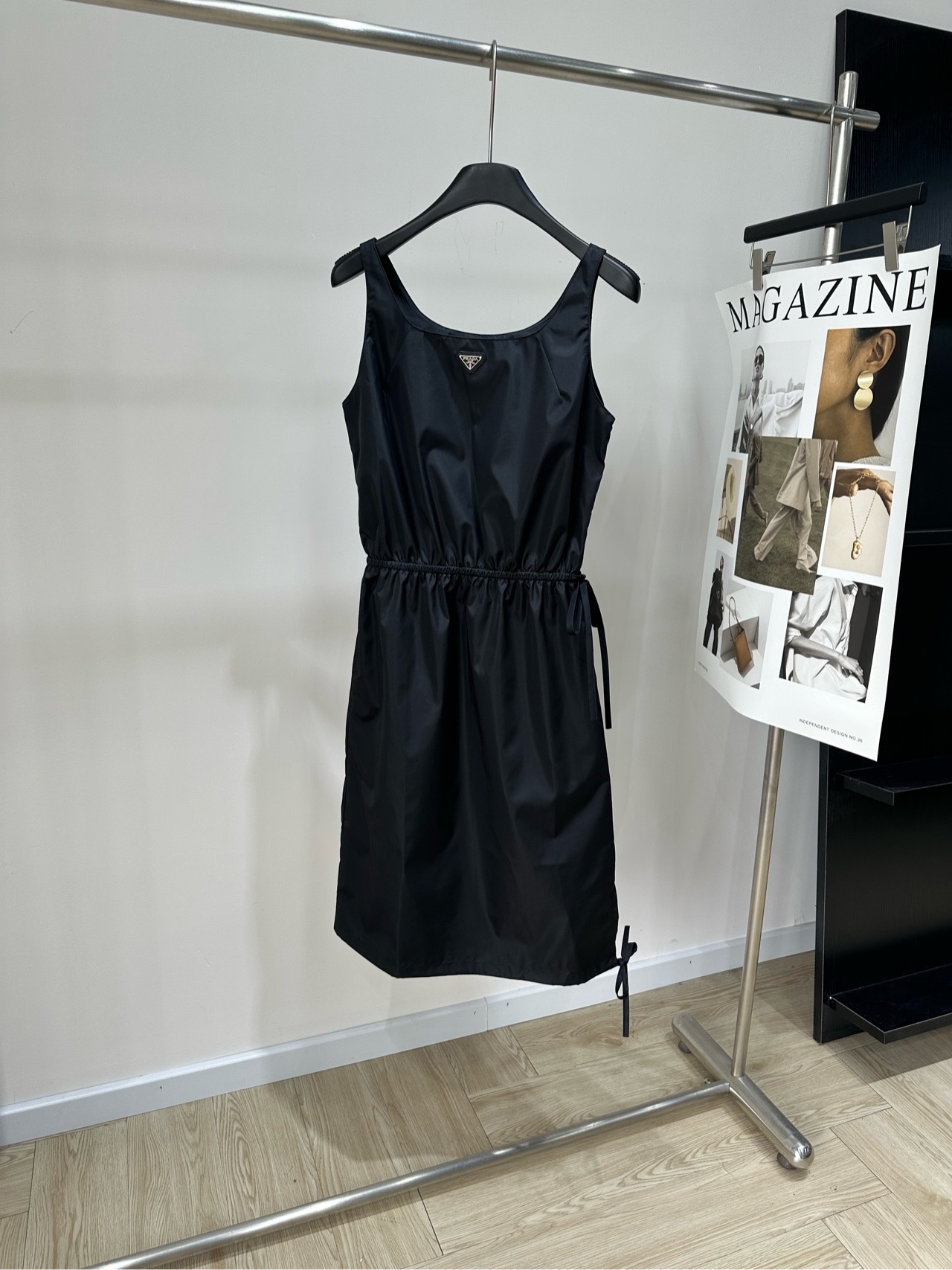 NO:948211,[P black triangle logo waist nylon vest dress], fabric nylon nylon color black Prad*26 new summer nylon waist vest dress Yang Mi's same style of this triangle logo nylon suspender skirt has a neat matte texture, and the upper body feels smooth U-shaped wide suspender cut, just right to show off the shoulder and neck lines, the upper body is free and unrestricted Classic triangle metal logo embellishment on the waist Built-in drawstring waist design The waistline position can be adjusted at will, quietly optimizing the body proportions  Flat size S shoulder width 33, bust 92, waist 64 stretch, skirt length 106 M shoulder width 34, bust 96, waist 68 stretch, skirt length 107 L shoulder width 35, bust 100, waist 72 stretch, skirt length 108 Manual measurement will have an error of 2 to 3cm, which is normal, prada, skirts,19860909【P黑色三角标收腰尼龙背心裙】 ,面料尼龙锦纶 颜色黑色 Prad*26夏季新款 尼龙收腰背心连衣裙 杨幂同款这款三角标尼龙吊带裙 自带利落哑光质感,上身触感顺滑 U型宽吊带剪裁,恰到好处展露肩颈线条 上身自在无束缚 胸口经典三角金属标点缀 腰间内置抽绳收腰设计 可随心调节腰线位置,悄悄优化身材比例 平铺尺码 S肩宽33,胸围92,腰围64弹力,裙长106 M肩宽34,胸围96,腰围68弹力,裙长107 L肩宽35,胸围100,腰围72弹力,裙长108 手工测量会有2～3cm误差属于正常范围,,prada,skirts,,Women's clothing