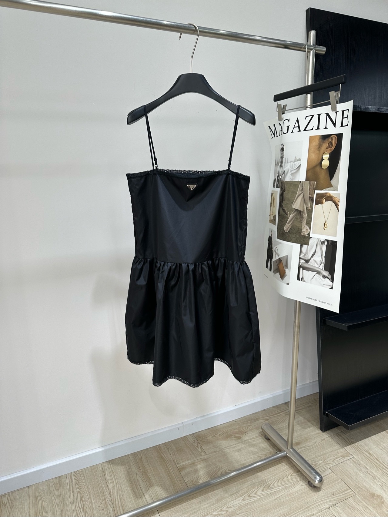 NO:948224,[P black nylon lace edge triangle logo suspender skirt], fabric nylon nylon, color black Pra* has another big move!  This new style of suspender skirt is so beautiful that it has a sweet and cool style that makes people fall in love with it at first sight!  This skirt is made of lightweight nylon material, which makes it comfortable to wear on the body, as if it were a second skin. The lace embellishment adds a bit of sweetness and romance to the whole, and is a perfect blend of sweet and cool styles!  Flat size S, bust 88, waist 92, skirt length 90 M bust 92, waist 96, skirt length 91 L bust 96, waist 100, skirt length 92 There will be an error of 2 to 3cm in manual measurement, which is within the normal range, prada, skirts,19860909【P黑色尼龙蕾丝边三角标吊带裙】 ,面料尼龙锦纶 颜色黑色 Pra*又放大招了！ 这次的新款吊带裙简直美到犯规 甜酷风格直接拉满,让人一眼就爱上！ 这款裙子采用了轻盈的尼龙材质 穿在身上毫无负担,仿佛第二层肌肤般舒适 而蕾丝花边的点缀 更是为整体增添了几分甜美与浪漫 甜酷风格完美融合！ 平铺尺码 S,胸围88,腰围92,裙长90 M胸围92,腰围96,裙长91 L胸围96,腰围100,裙长92 手工测量会有2～3cm误差属于正常范围,,prada,skirts,,Women's clothing