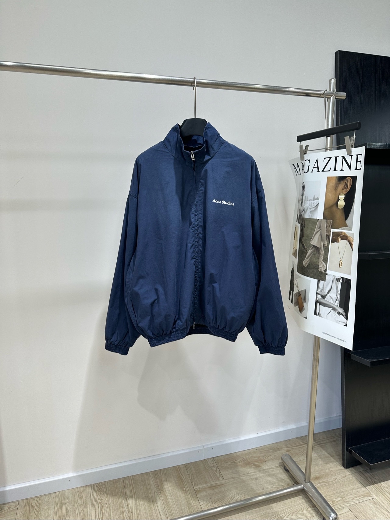 NO:948249,[AC navy blue stand-up collar zipper sports jacket], fabric cotton + nylon + spandex, color navy blue, Acne Studios classic navy blue jacket, close your eyes and I will always be fascinated by Acne's minimalist retro style!  Same style for men and women [Party R] [Blowing Kiss R] Low saturation deep sea blue is gentle and calm. Comes with Nordic cooling filter. It can be easily controlled regardless of skin color. The large letter logo on the back is simple and not exaggerated. The low-key logo is just right. It has a casual street feel and will not be overly public. I love it. I love it. Flat size S Shoulder width 59, bust 142, length 68, sleeve length 59  M shoulder width 60, chest 146, length 69, sleeve length 60 L shoulder width 61, chest 150, length 70, sleeve length 61. There will be an error of 2 to 3cm due to manual measurement, which is within the normal range. Acne studios, dior, jackets & coats, jackets & coats,19860909【AC藏蓝色立领拉链运动夹克外套】 ,面料棉+尼龙+氨纶 颜色藏蓝色 Acne Studios经典藏蓝夹克闭眼入 永远会为Acne这份极简复古心动 呀呀呀！男女同款[派对R][飞吻R] 低饱和深海藏蓝温柔又沉静 自带北欧清冷滤镜 不挑肤色黄皮也能轻松驾驭 后背大字母logo简约不浮夸 低调标识感恰到好处 随性街头感拉满 不会过度张扬 我爱我爱 平铺尺码 S肩宽59,胸围142,衣长68,袖长59 M肩宽60,胸围146,衣长69,袖长60 L肩宽61,胸围150,衣长70,袖长61 手工测量会有2～3cm误差属于正常范围,,acne studios,dior,jackets & coats,jackets & coats,,Women's clothing