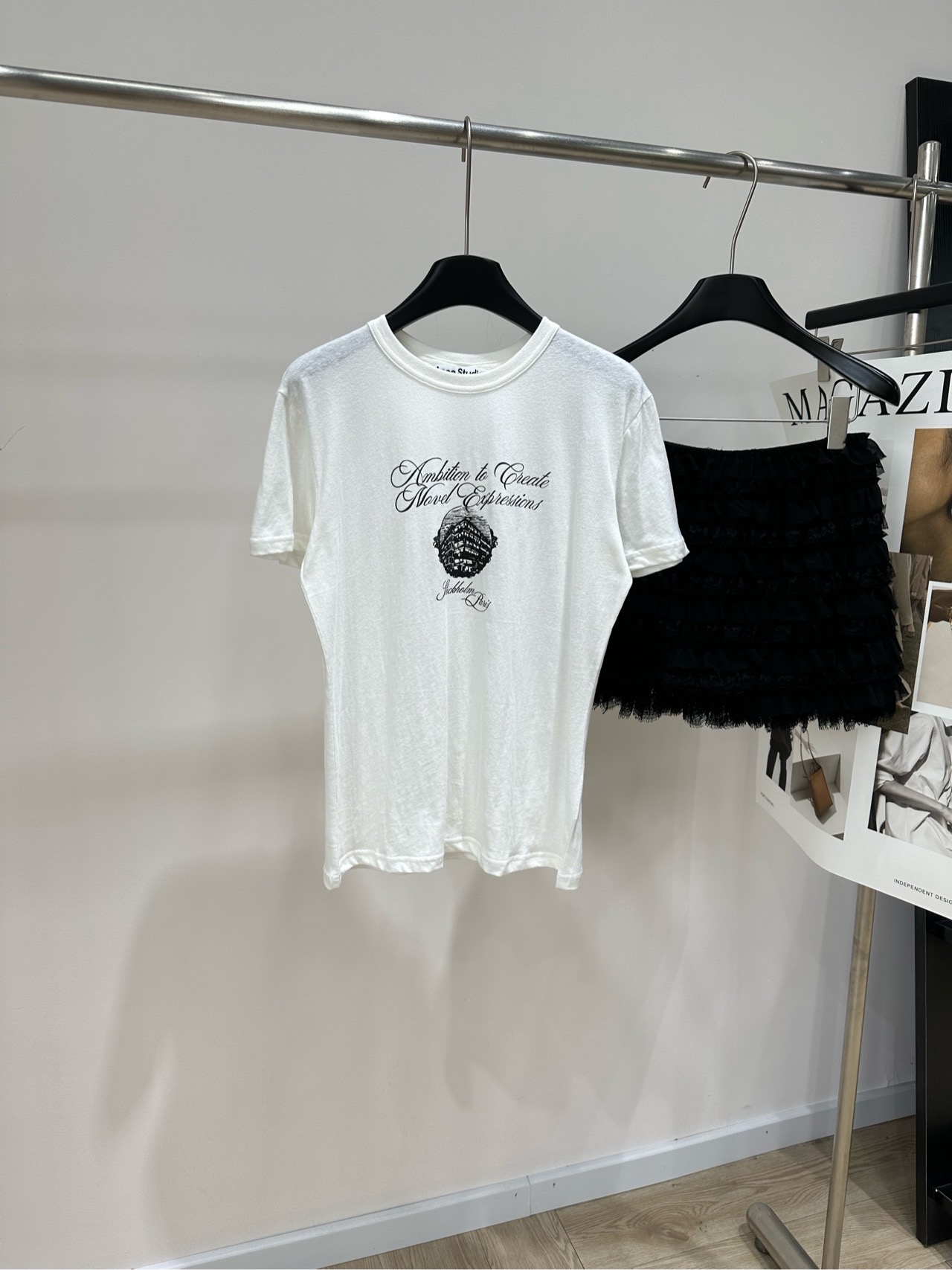 NO:948271,[AC white retro city printed short-sleeved T], fabric cotton + spandex, color white, Acn* style retro pen drawing small tee, relaxed retro street feel, easy to grasp. There is always a basic short-sleeved piece that is durable and textured in daily wear. This piece completely hits the point of preference for a low-key atmosphere. It has a lazy and casual American street style. The upper body does not feel tight and restrictive. It is made of washed and distressed cotton knitted fabric. It is soft and skin-friendly, and provides full comfort when worn next to the body.  The retro floral English on the chest is matched with European architectural pen drawing printing. The fine digital direct-printing process will not harden or crack. The retro British pattern has a low-key style. The printing is retro and not exaggerated, and there is no sense of monotony when going out in daily life. The basic style can also be worn to create an exclusive personal atmosphere. It is simple and durable. It is a versatile item that can be worn again and again. Flat size S shoulder width 43, bust 96 elasticity, length 60, sleeve length 18  M shoulder width 44, bust 100 stretch, length 61, sleeve length 19 L shoulder width 45, chest 104 stretch, length 62, sleeve length 20. There will be an error of 2~3cm in manual measurement, which is within the normal range, T-shirt,19860909【AC白色复古城市印花短袖T】 ,面料棉+氨纶 颜色白色 Acn*风复古钢笔画小tee 松弛复古街头感直接拿捏 日常穿搭里总缺一件耐看又有质感的基础短袖 这件完全戳中偏爱低调氛围感 自带慵懒随性的美式街头调性 上身没有紧绷束缚感,选用水洗做旧棉针织面料 软糯亲肤,贴身穿舒适度拉满 胸前复古花体英文搭配欧式建筑钢笔画印花 精细数码直喷工艺不会发硬开裂 复古英式纹样自带低调格调 印花复古不浮夸,日常出门完全不会有单调乏味的感觉 基础款也能穿出专属个人氛围感 简单耐看耐穿 是能反复拿出来穿的百搭单品 平铺尺码 S肩宽43,胸围96弹力,衣长60,袖长18 M肩宽44,胸围100弹力,衣长61,袖长19 L肩宽45,胸围104弹力,衣长62,袖长20 手工测量会有2~3cm误差属于正常范围,,T-shirt,,Women's clothing