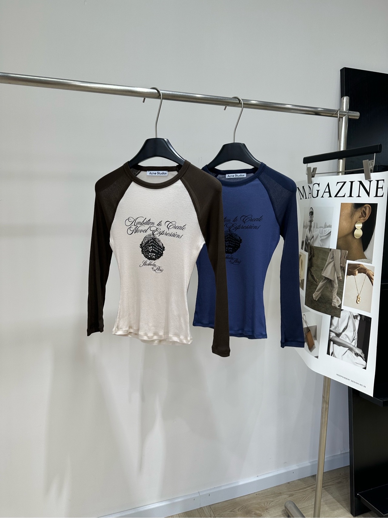 NO:948289,[AC contrasting urban print raglan long-sleeved T], fabric cotton blend, color beige, dark blue Acne Studios raglan long-sleeved T-shirt off-white base with dark brown sleeves, round neck design. There is the brand's iconic large flower ball pattern on the chest and the words 'Ambition to Create Novel Expressions'. The version is slim and fit, and the fabric is thin cotton ribbing. The upper body has a slight gloss. There is also a blue raglan style next to it.  The slim fit is very slim, the fabric is light and breathable, perfect for spring and summer. Flat size S raglan sleeves, bust 70 stretch, length 54, shoulder sleeve length 56 M Raglan sleeves, bust 74 stretch, dress length 55, shoulder sleeve length 57 L Raglan sleeves, bust 78 stretch, dress length 56, shoulder sleeve length 58 There will be an error of 2 to 3cm in manual measurement, which is normal, Acne  studios,dior,tees,t-shirt,19860909【AC撞色城市印花插肩长袖T】 ,面料棉混纺 颜色米咖色、深蓝色 Acne Studios 的插肩长袖T恤 米白色底配深棕袖子,圆领设计 胸前有品牌标志性的大花球图案 和'Ambition to Create Novel Expressions'字样 版型修身贴合,面料是薄棉罗纹 上身有轻微的光泽感 旁边还有一个蓝色插肩款 修身版型很显瘦,面料轻薄透气,春夏穿刚好 平铺尺码 S插肩袖,胸围70弹力,衣长54,肩袖长56 M插肩袖,胸围74弹力,衣长55,肩袖长57 L插肩袖,胸围78弹力,衣长56,肩袖长58 手工测量会有2～3cm误差属于正常范围,,acne studios,dior,tees，t-shirt,,Women's clothing