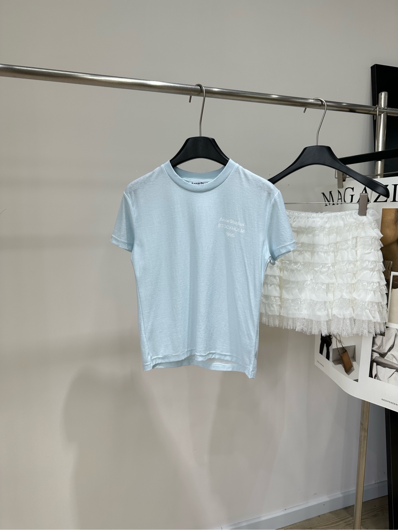 NO:948306,[AC mint green side letter printed round neck short-sleeved T-shirt], fabric snowflake cotton, color mint green Acne Studios 1996 digital short-sleeved T-shirt, pure cotton material, soft and skin-friendly, super comfortable for daily wear! Right shoulder design + brand lettering on the chest, simple and recognizable. Small and loose fit, strong tolerability, refreshing mint green. It looks stylish with jeans or casual pants. It is easy to get a lazy and relaxed style~ The brand is famous for its minimalism and high quality. This T-shirt is also a must-have classic item in the wardrobe! Flat size S shoulder width 43, bust 88, length 52, sleeve length 15 M shoulder width 44, chest 92, length 53, sleeve length 16 L shoulder width 45, bust 96, length 54, sleeve length 17 Manual measurement will have an error of 2 to 3cm, which is within the normal range, Acne studios, dior, jeans, T-shirt, tees, t-shirt,19860909【AC薄荷绿侧字母印花圆领短袖T】 ,面料雪花棉 颜色薄荷绿 Acne Studios 1996数字短袖T恤 纯棉材质,柔软亲肤,日常穿着超舒适！ 正肩设计+胸前品牌字母 简约又有辨识度 小宽松版型,包容性强,清爽薄荷绿色 随手搭牛仔裤或休闲裤都很有型 轻松get慵懒松弛风～ 品牌以极简和高品质著称 这件T恤也是衣橱必备经典单品！ 平铺尺码 S肩宽43,胸围88,衣长52,袖长15 M肩宽44,胸围92,衣长53,袖长16 L肩宽45,胸围96,衣长54,袖长17 手工测量会有2～3cm误差属于正常范围,,acne studios,dior,jeans,T-shirt,tees，t-shirt,,Women's clothing