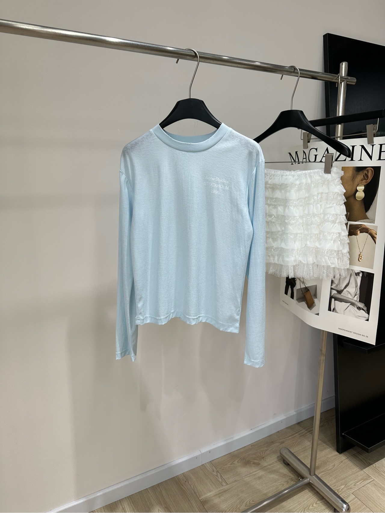 NO:948326,[AC mint green side letter print round neck long-sleeved T-shirt], fabric cotton color mint green Acne studios This long-sleeved T-shirt is made of light cotton fabric, soft and comfortable, suitable for close-fitting wear. Letters embroidery on the chest, full of brand sense. Customized mint green, simple and versatile, can be easily used for daily commuting or leisure. Loose fit, strong tolerance, can be worn alone or layered. It goes well with jeans and skirts!  Flat size S shoulder width 47, chest 96, length 59, sleeve length 66 M shoulder width 48, chest 100, length 60, sleeve length 67 L shoulder width 49, chest 104, length 61, sleeve length 68 Manual measurement will have an error of 2~3cm, which is within the normal range,,acne studios,dior,skirts,jeans,tees,t-shirt,19860909【AC薄荷绿侧字母印花圆领长袖T】 ,面料棉 颜色薄荷绿 Acne studios 这款长袖T恤 采用轻薄棉质面料,柔软舒适,适合贴身穿着 胸前字母刺绣,品牌感满满 定制薄荷绿色,简约百搭 日常通勤或休闲都能轻松驾驭 宽松版型,包容性强,单穿或内搭都很OK 搭配牛仔裤、半裙都很出彩哦！ 平铺尺码 S肩宽47,胸围96,衣长59,袖长66 M肩宽48,胸围100,衣长60,袖长67 L肩宽49,胸围104,衣长61,袖长68 手工测量会有2~3cm误差属于正常范围,,acne studios,dior,skirts,jeans,tees，t-shirt,,Women's clothing