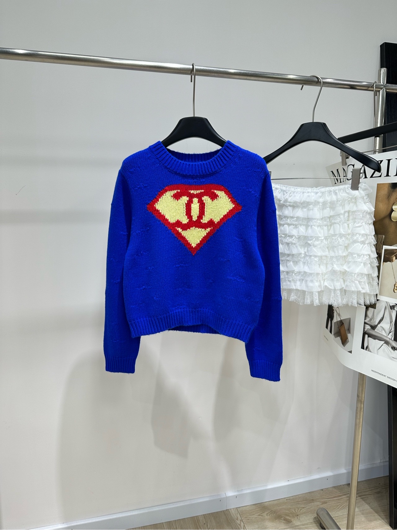 NO:951384,[Double C royal blue Superman round neck long-sleeved sweater], fabric wool color royal blue Chanel 26A Superman logo knitted sweater royal blue round neck pullover style. The classic Superman shield pattern is woven with red and yellow contrasting jacquard on the chest. The double C logo is embedded inside, which is highly recognizable. The version is normal and slightly loose. The fabric is wool blended knitted and feels soft and waxy. Flat size  S Shoulder width 42, bust 96, length 50, sleeve length 61 M Shoulder width 43, bust 100, length 52, sleeve length 62 L Shoulder width 44, bust 104, length 54, sleeve length 63 Manual measurement will have an error of 2 to 3cm, which is within the normal range,,chanel,sweaters,19860909【双C宝蓝色超人圆领长袖毛衣】 ,面料羊毛 颜色宝蓝色 Chanel 26A 的超人 logo 针织毛衣 宝蓝色圆领套头款 胸前用红黄撞色提花织出了经典的超人盾牌图案 里面嵌的是双 C logo,辨识度很高 版型偏正常微宽松 面料是羊毛混纺针织,手感软糯 平铺尺码 S肩宽42,胸围96,衣长50,袖长61 M肩宽43,胸围100,衣长52,袖长62 L肩宽44,胸围104,衣长54,袖长63 手工测量会有2～3cm误差属于正常范围,,chanel,sweaters,,Women's clothing