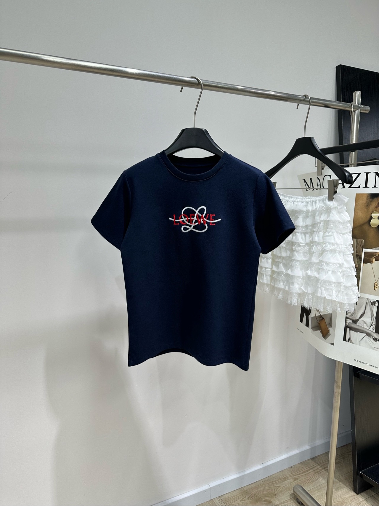 NO:951383,z[loe navy blue knotted embroidered round neck short-sleeved T-shirt], fabric cotton, color navy blue Loew*'s navy blue knotted logo short-sleeved T-shirt, round neck, small and loose shoulder style~ Loew*'s letter logo is made with red and white knotting technology on the chest, which has a strong three-dimensional effect. The fabric is thicker cotton and will not be see-through or soft. Flat lay size S shoulder width 39, bust 94, length 58, sleeve length 18  M shoulder width 40, chest circumference 98, length 60, sleeve length 19 L shoulder width 41, chest circumference 102, length 62, sleeve length 20. There will be an error of 2 to 3cm in manual measurement, which is within the normal range, loewe, T-shirt, tees, t-shirt,19860909z【loe藏蓝色绳结刺绣圆领短袖T】 ,面料棉 颜色藏蓝 Loew*的藏蓝色绳结logo短袖T恤 圆领小宽松正肩版型～ 胸前用红白色绳结工艺做出了 Loew*的字母 logo,立体感很强 面料是偏厚实的棉质 不会透也不会软塌 平铺尺码 S肩宽39,胸围94,衣长58,袖长18 M肩宽40,胸围98,衣长60,袖长19 L肩宽41,胸围102,衣长62,袖长20 手工测量会有2～3cm误差属于正常范围,,loewe,T-shirt,tees，t-shirt,,Women's clothing