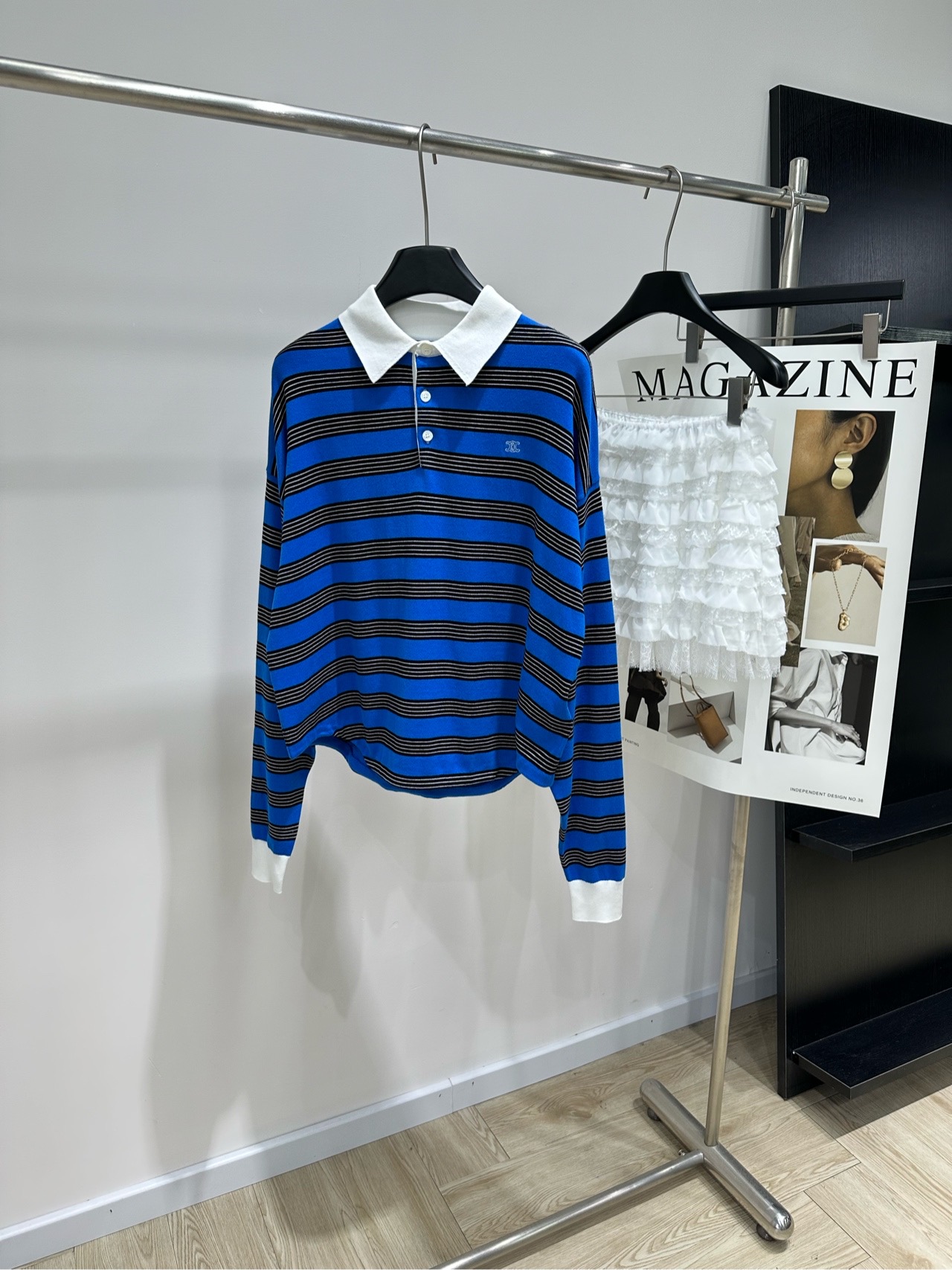 NO:952848,[ce royal blue striped white collar polo sweater], the fabric is selected from cotton, the color is royal blue, the color is royal blue CELIN* blue striped long-sleeved polo shirt, royal blue base with black pinstripes, white lapel + button placket, small Arc de Triomphe logo embroidery on the left chest, cuffs are also trimmed in white, loose and slightly oversize, with a strong sense of youth, lay size S, shoulder width 56, chest 112, length 58, sleeve length 60  M shoulder width 58, bust 116, length 60, sleeve length 61 L shoulder width 60, bust 120, length 62, sleeve length 62. There will be an error of 2 to 3cm in manual measurement, which is within the normal range,,celine,versace,19860909【ce宝蓝色条纹白领polo针织衫】 ,面料精选棉 颜色宝蓝色 CELIN*蓝色条纹长袖polo衫 宝蓝色底配黑色细条纹 白色翻领 + 纽扣门襟 左胸有凯旋门小 logo 刺绣 袖口也是白色收边 版型宽松微 oversize,少年感很强 平铺尺码 S肩宽56,胸围112,衣长58,袖长60 M肩宽58,胸围116,衣长60,袖长61 L肩宽60,胸围120,衣长62,袖长62 手工测量会有2～3cm误差属于正常范围,,celine,versace,,Women's clothing